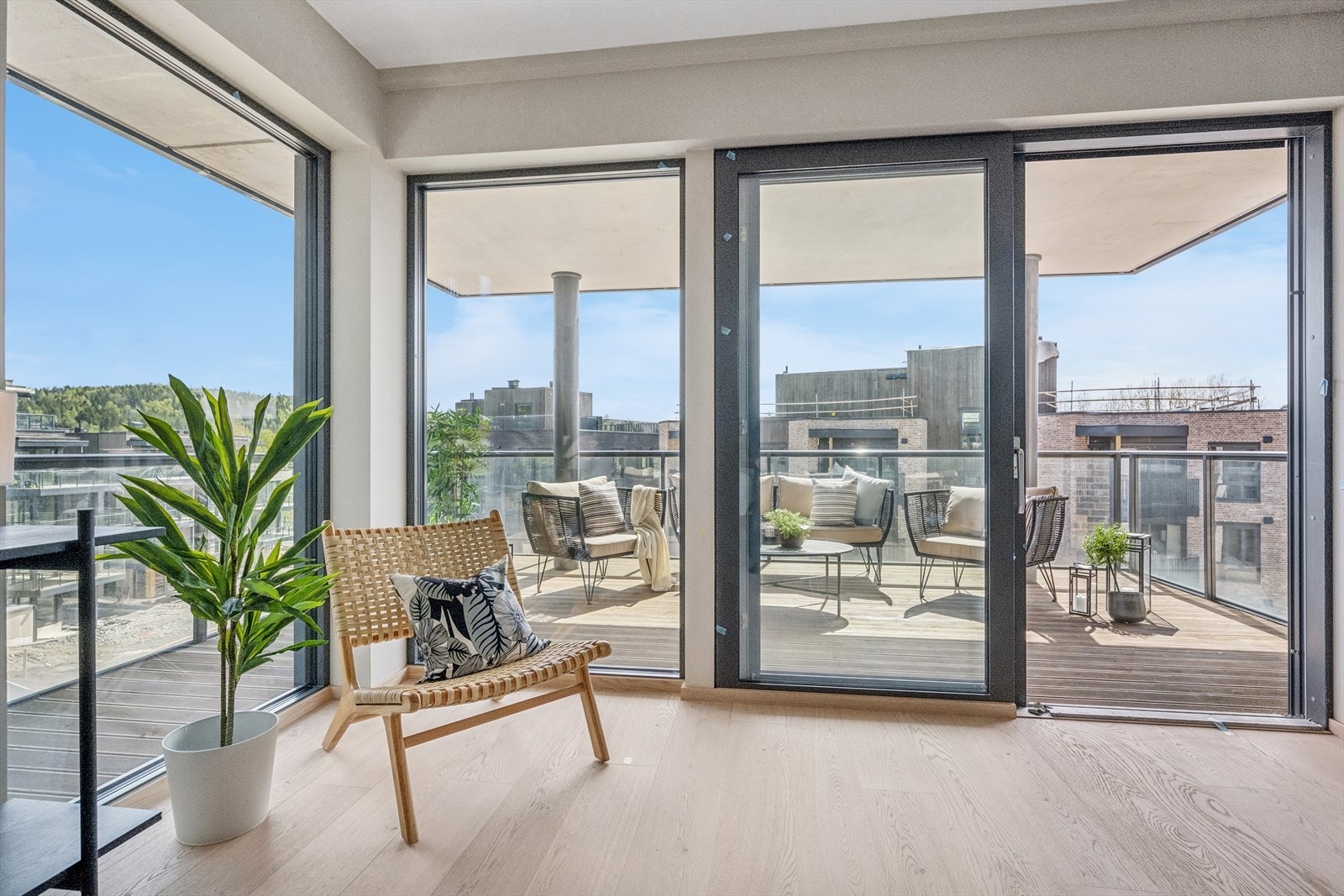 Store vindusflater gir flott naturlig lys inn og fin utsikt til nærområdet. Galleribilde