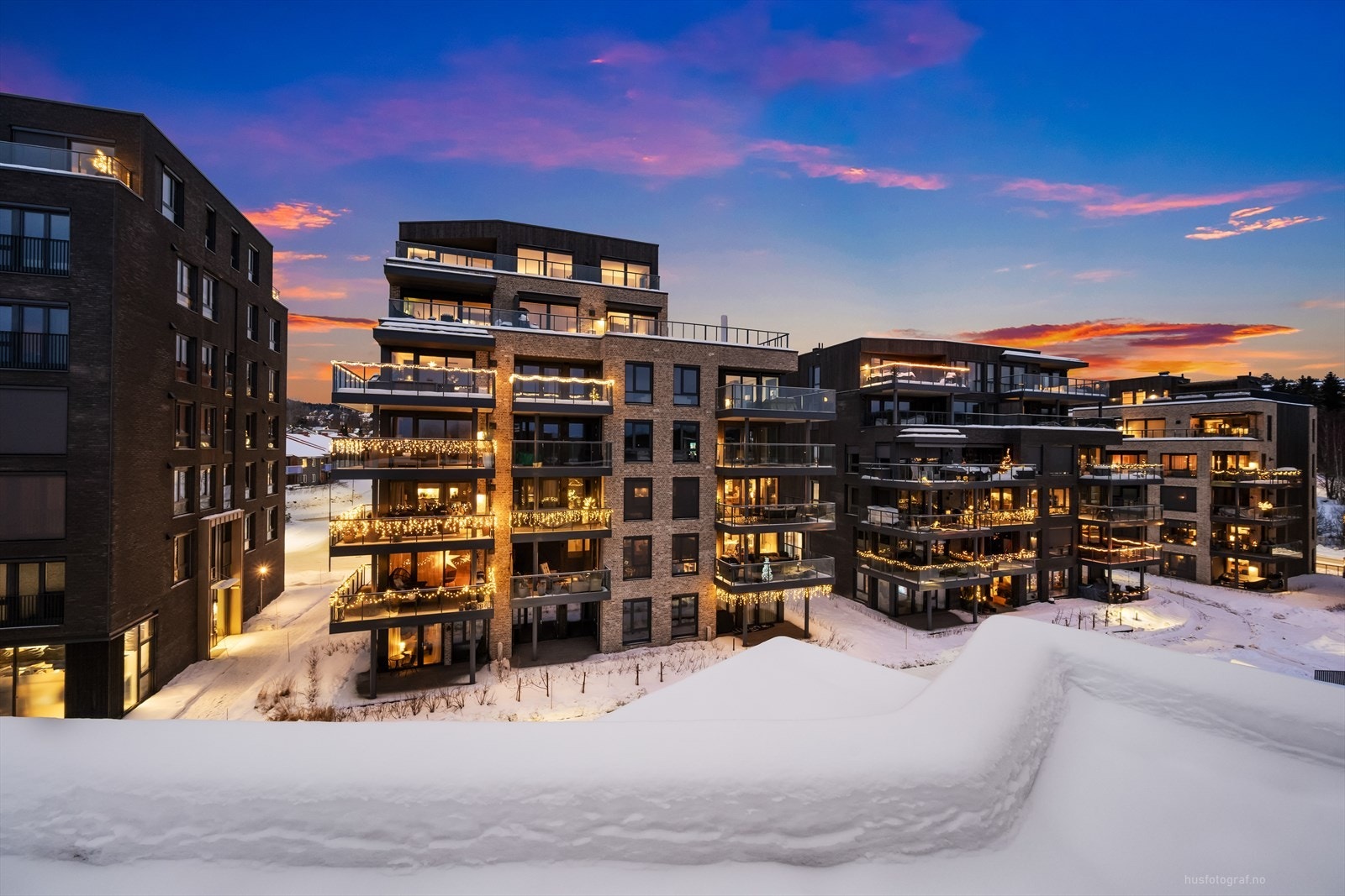 Leilighetsbygget har moderne fasade, ferdigstilt i 2024 og tilbyr god standard og heis. Galleribilde