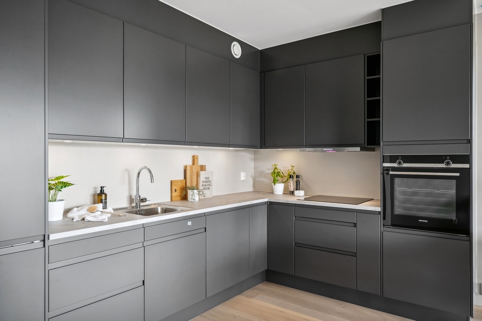 Moderne kjøkken fra Sigdal med mørke fronter og god arbeidsplass. Galleribilde