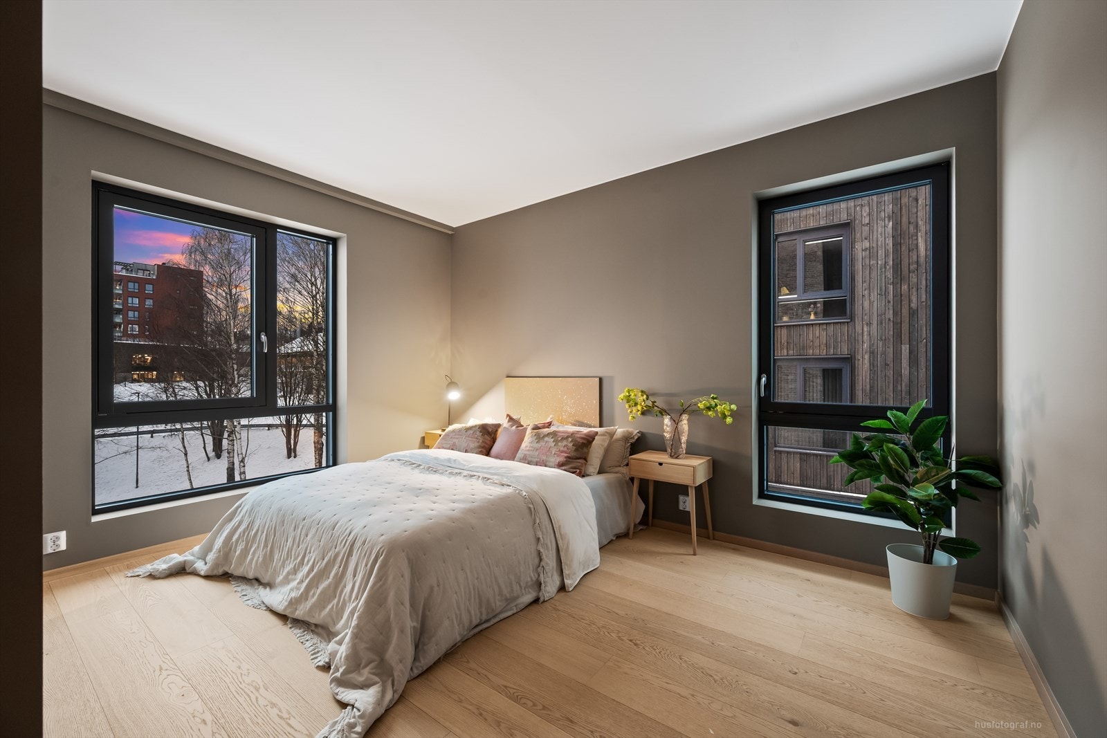 God plass til dobbeltseng og tilhørende møbler. Galleribilde