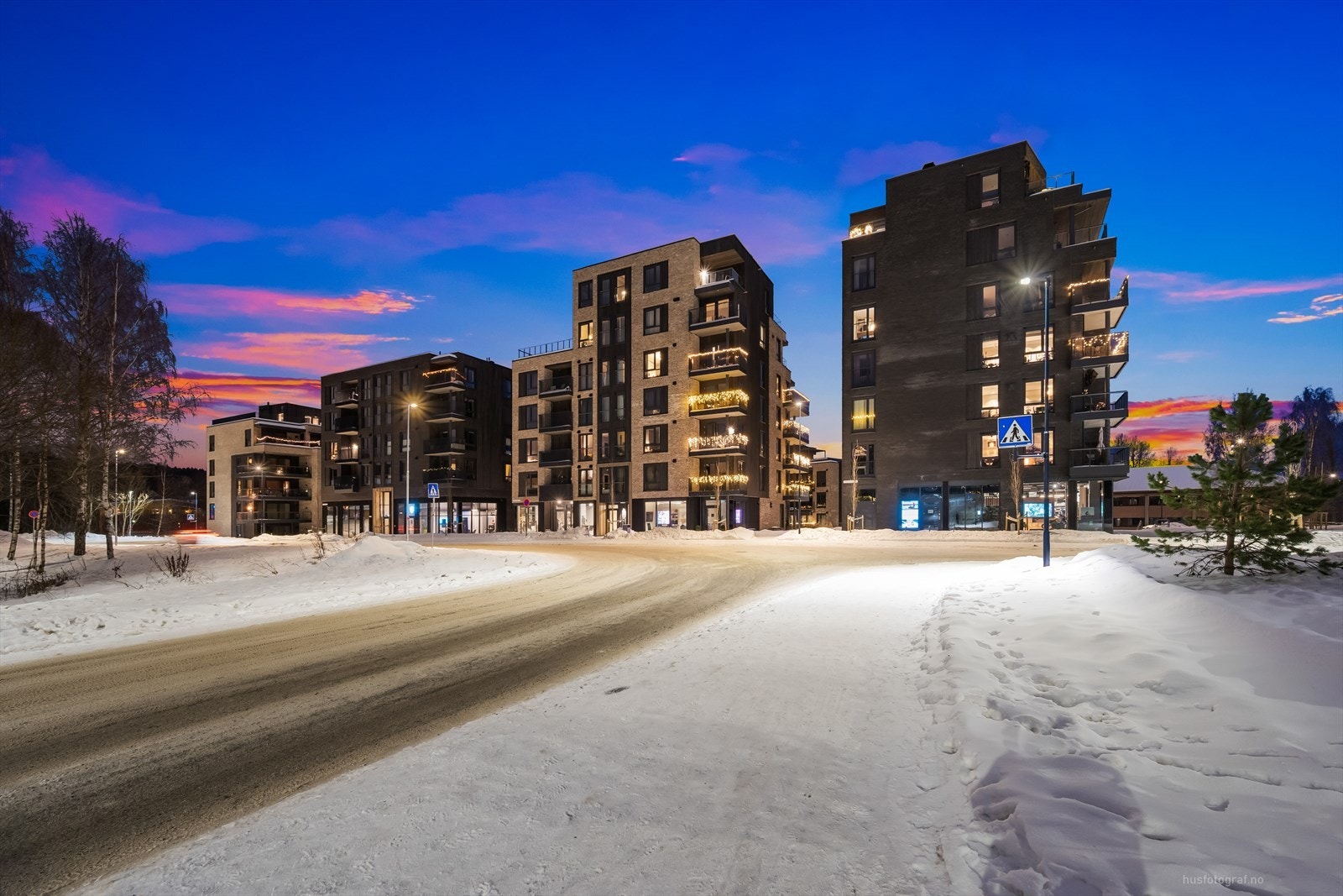 Leiligheten ligger i et veletablert og populært boligområde med et bredt tilbud av dagligvarebutikker, kjøpesenter og treningssentre. Galleribilde
