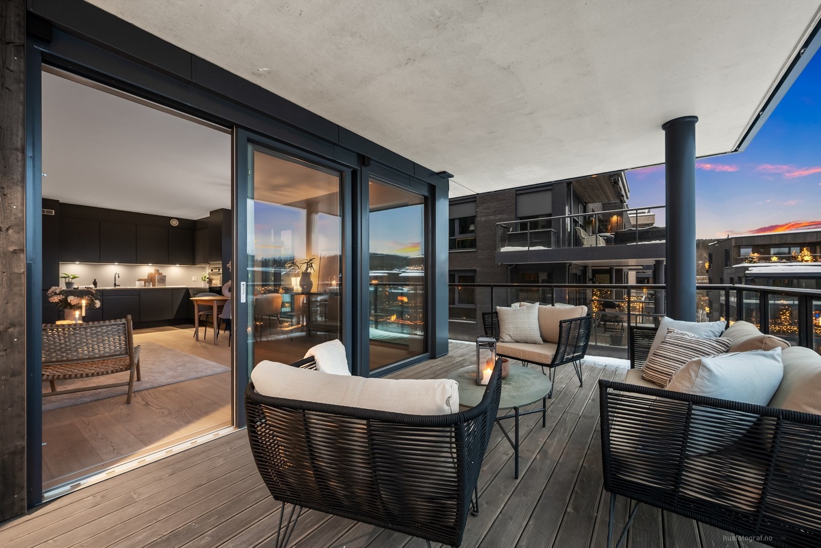 Store glassdører gir direkte utgang til stor balkong som blir en flott forlengelse av stuen på de fine sommerdagene. Galleribilde