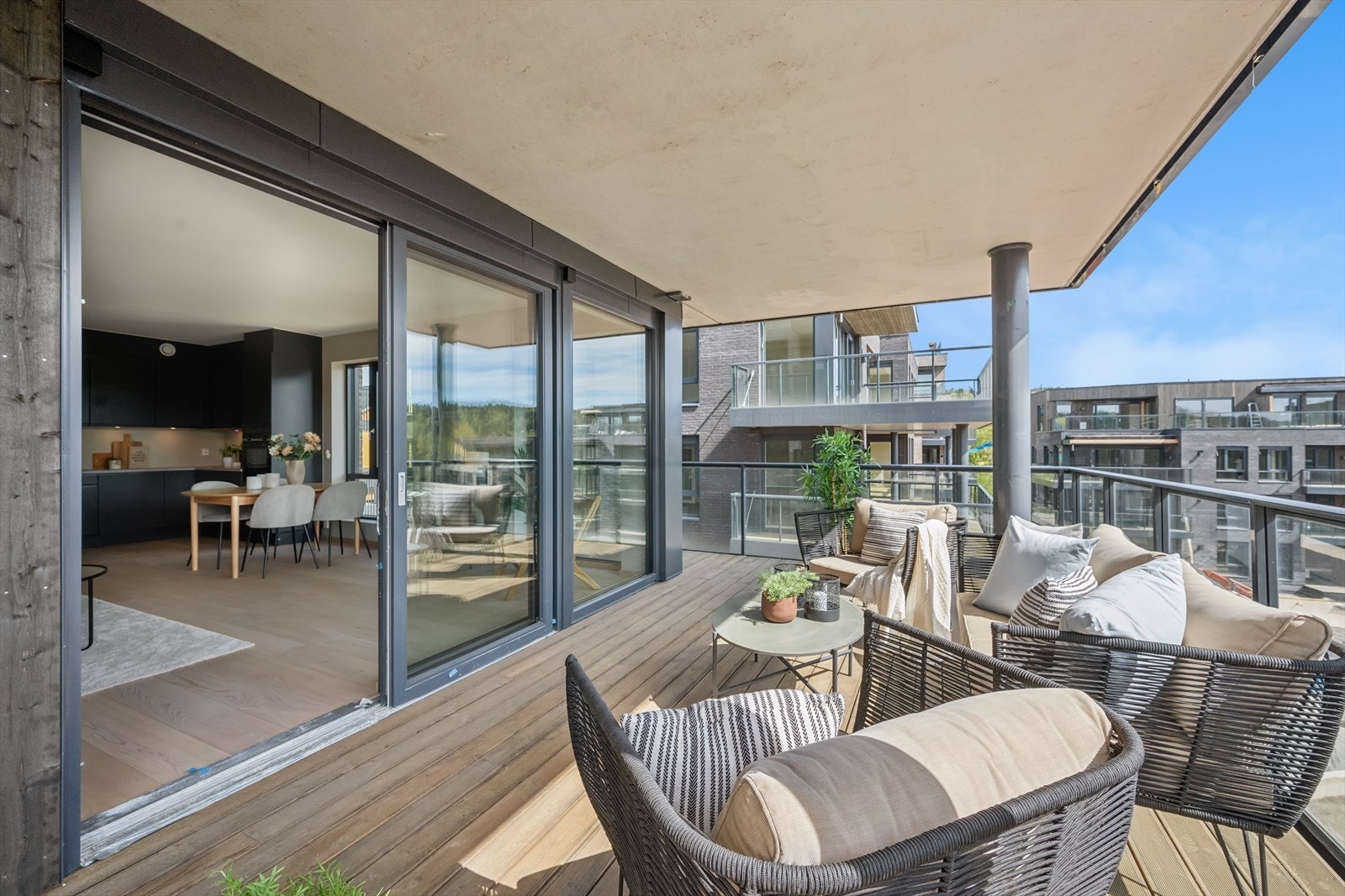 Balkongen er perfekt for å nyte de fine sommerdagene utendørs. Galleribilde