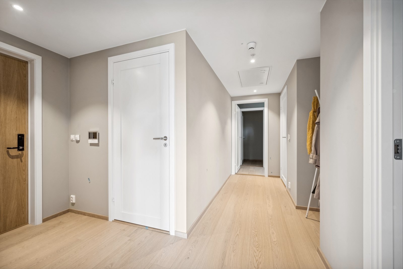 Velkommen inn! Lyse vegger og 1-stavs herdet tregulv med eikeoverflate gir et moderne preg i gangen. Galleribilde