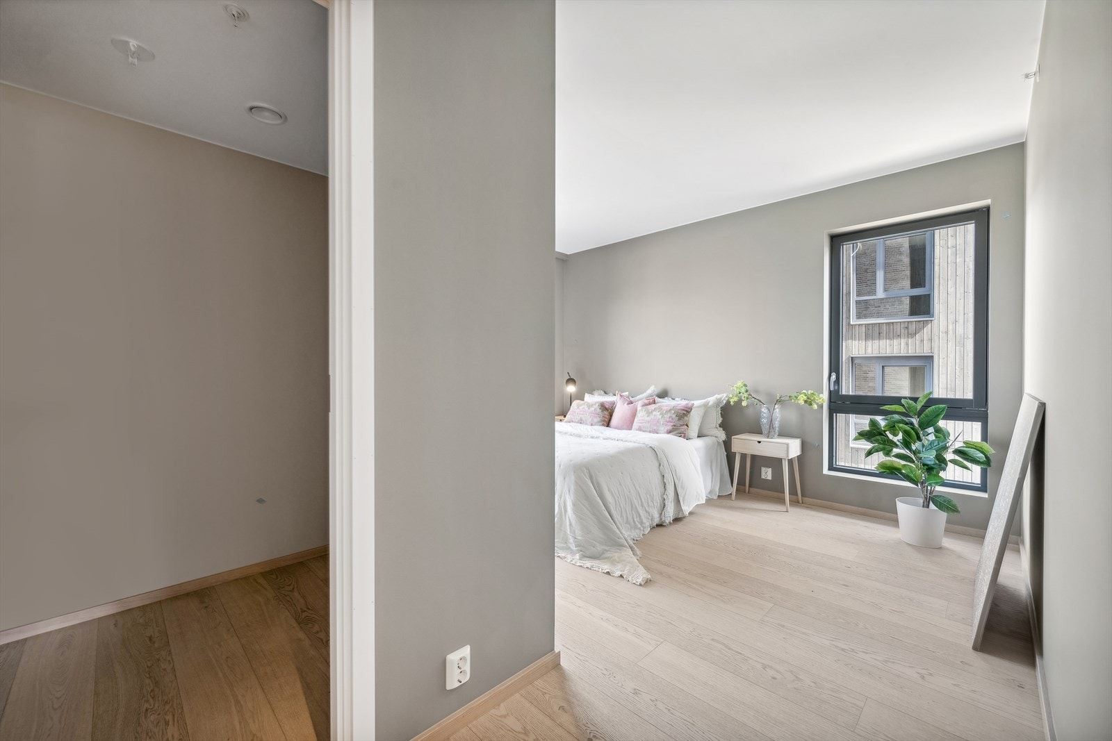 Fra hovedsoverommet er det adkomst til garderoberom. Galleribilde