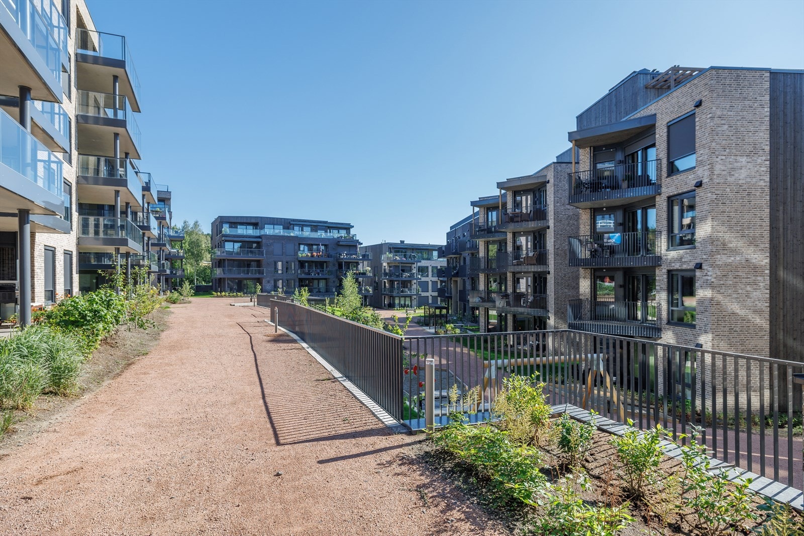 Fellesarealene er pent opparbeidet med internveier, beplantning og hyggelige sosiale soner. Galleribilde