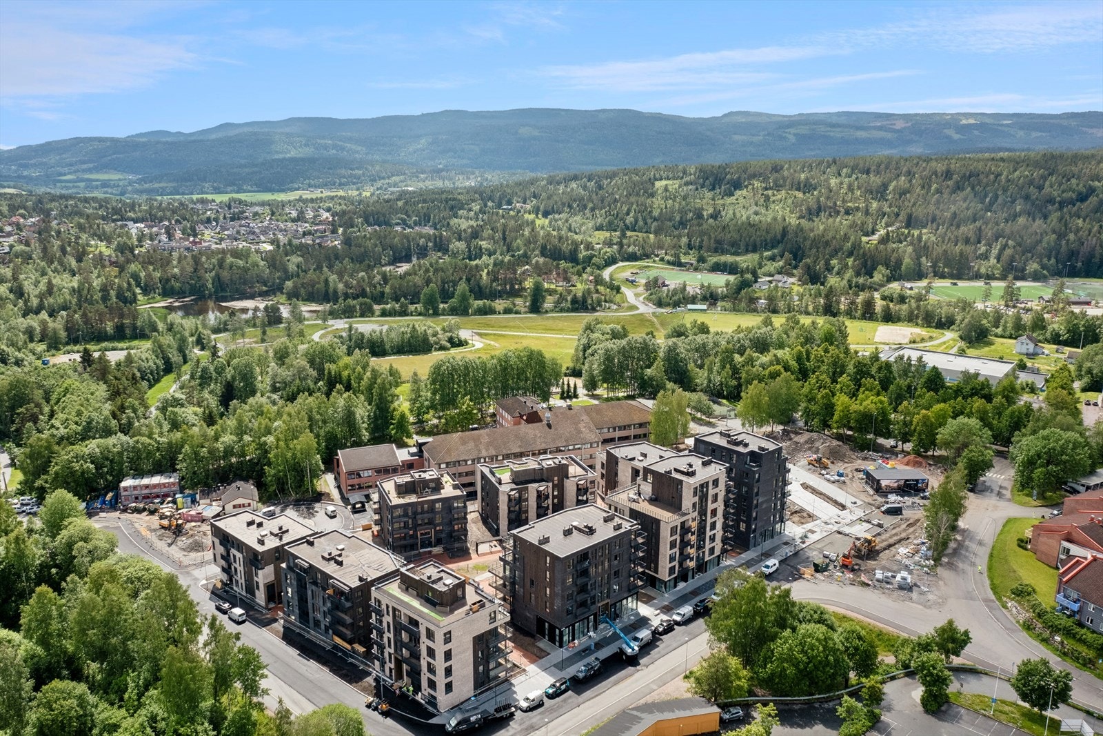 I tillegg har beboere tilgang til tre felles takterrasser med nydelig utsikt, vaskehall for bil, sykkelverksted og smørebod, samt flotte fellesarealer mm. Galleribilde