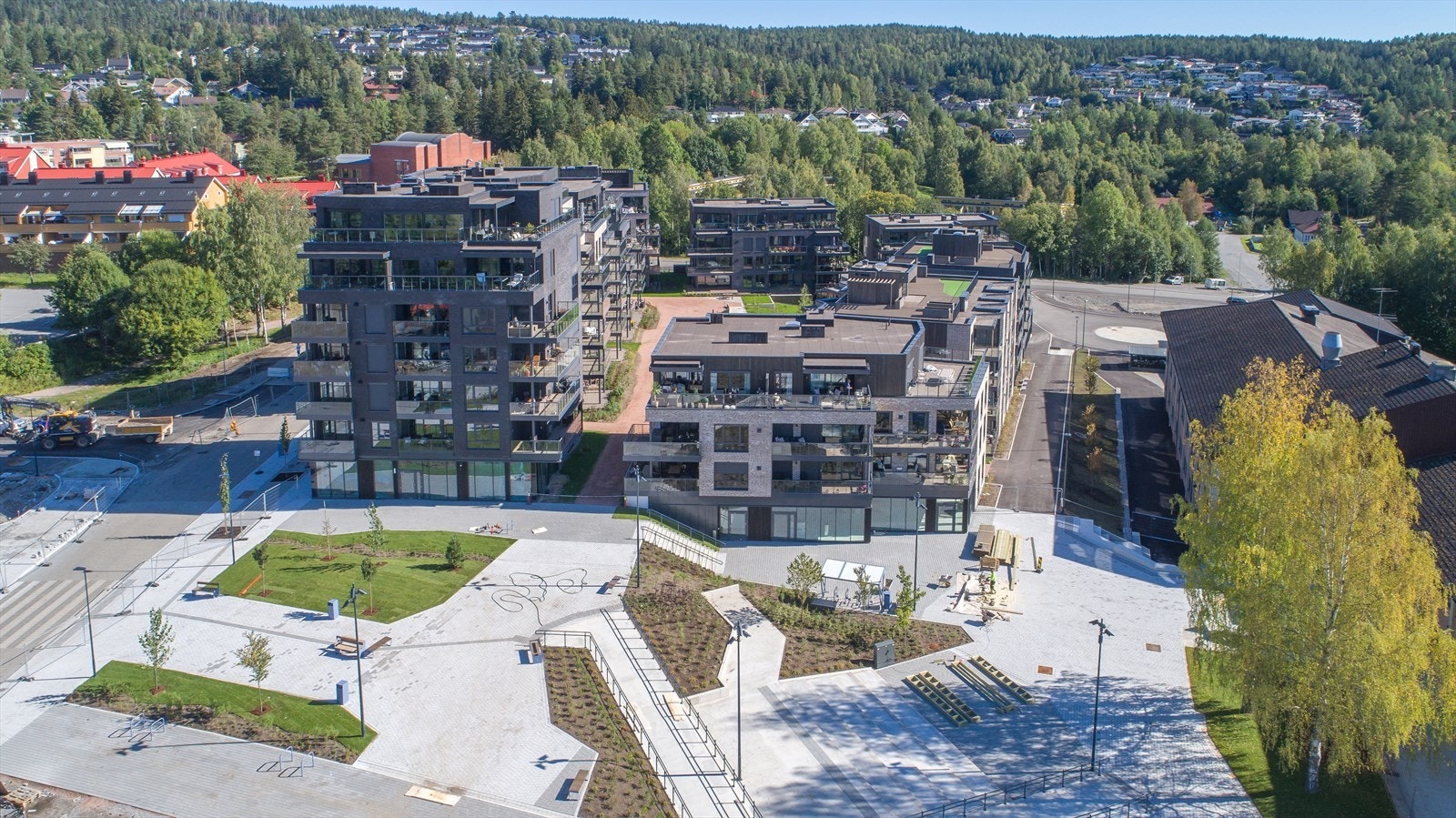 Boligen ligger svært attraktivt til i det som utvikles som den sentrale bydelen i den nye, vedtatte urbaniseringen av Konnerud. Galleribilde
