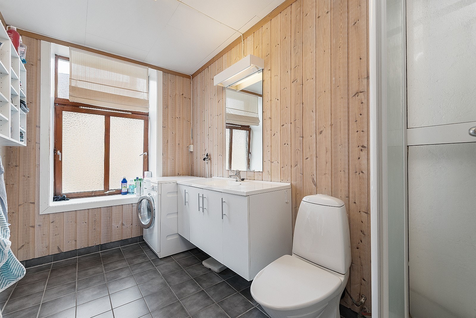 Felles bad. Vaskemaskin. Galleribilde