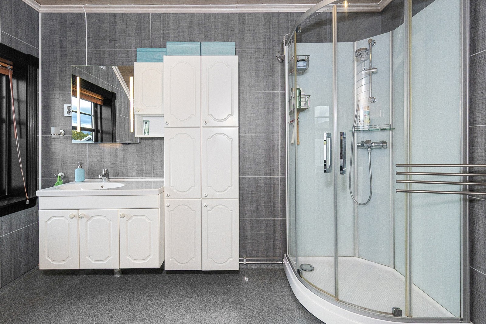 Bad i 2. etasje fremstår som velholdt og pent Galleribilde