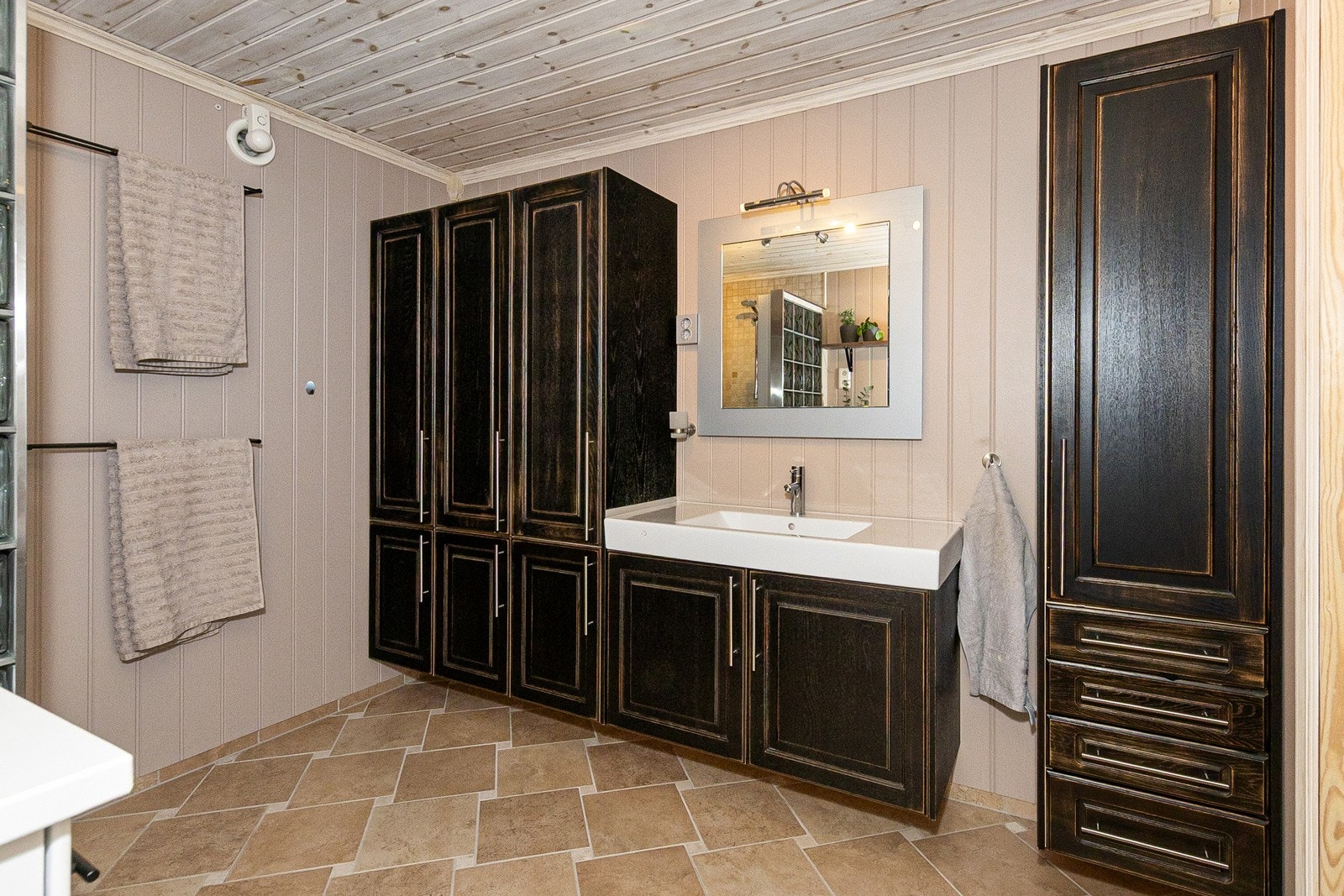 Bad/wc/vaskerom i 1. etasje Galleribilde