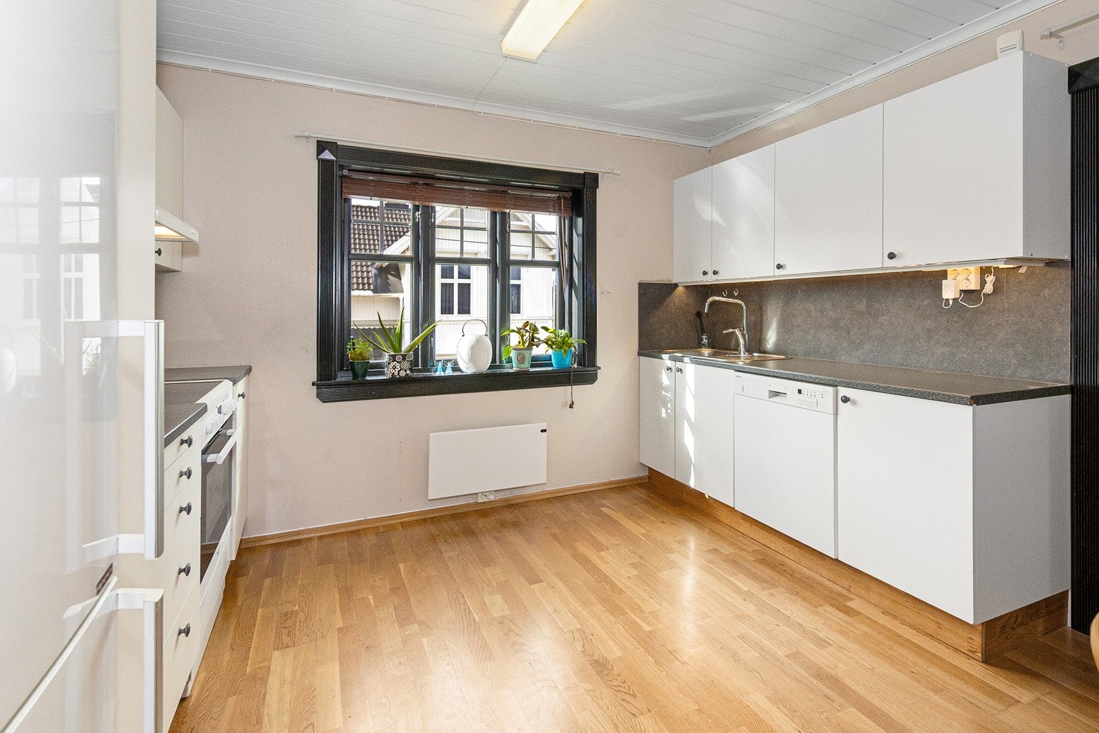 Kjøkkenet i leiligheten i 2. etasje Galleribilde