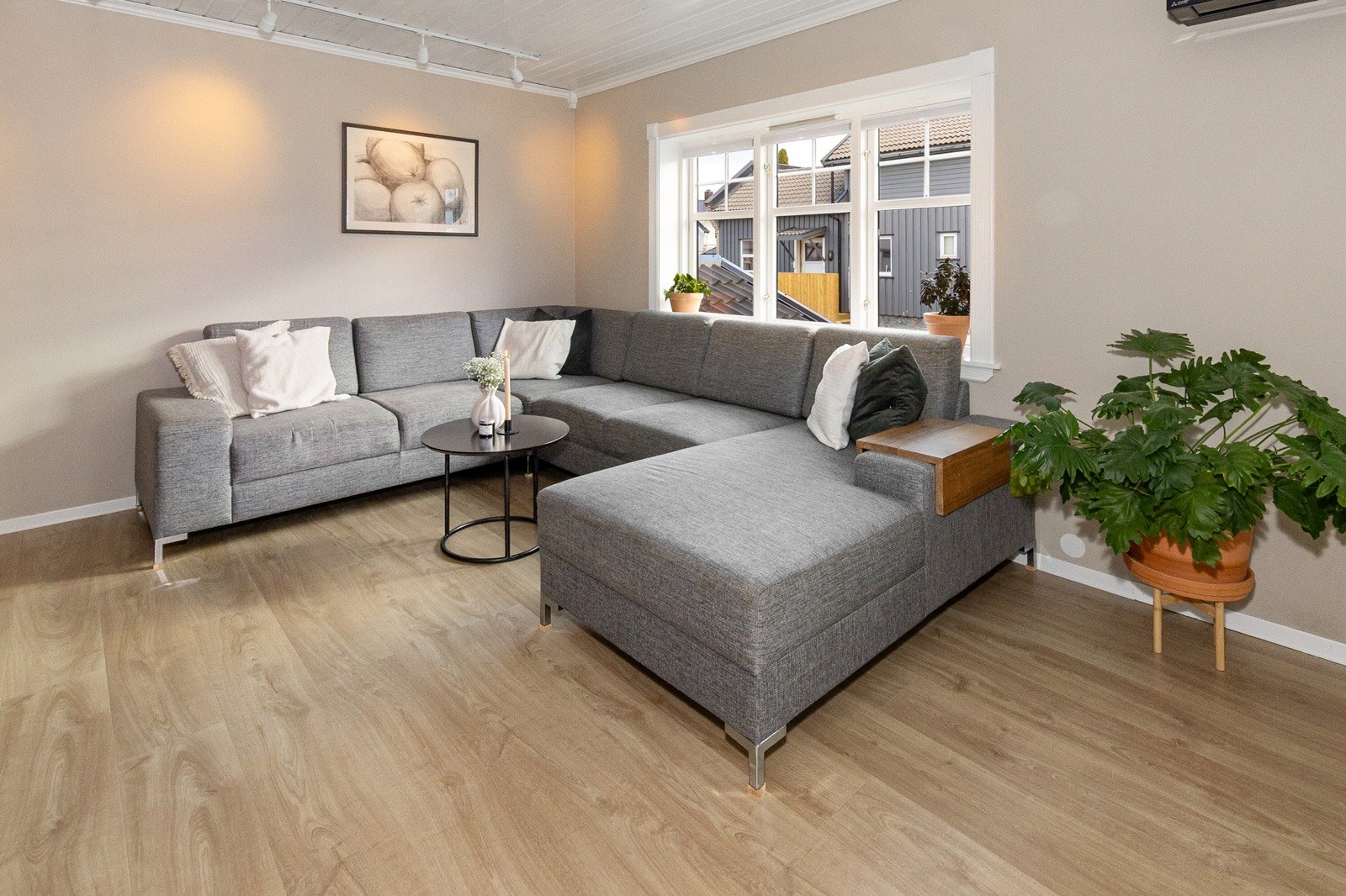 God plass til sofa Galleribilde