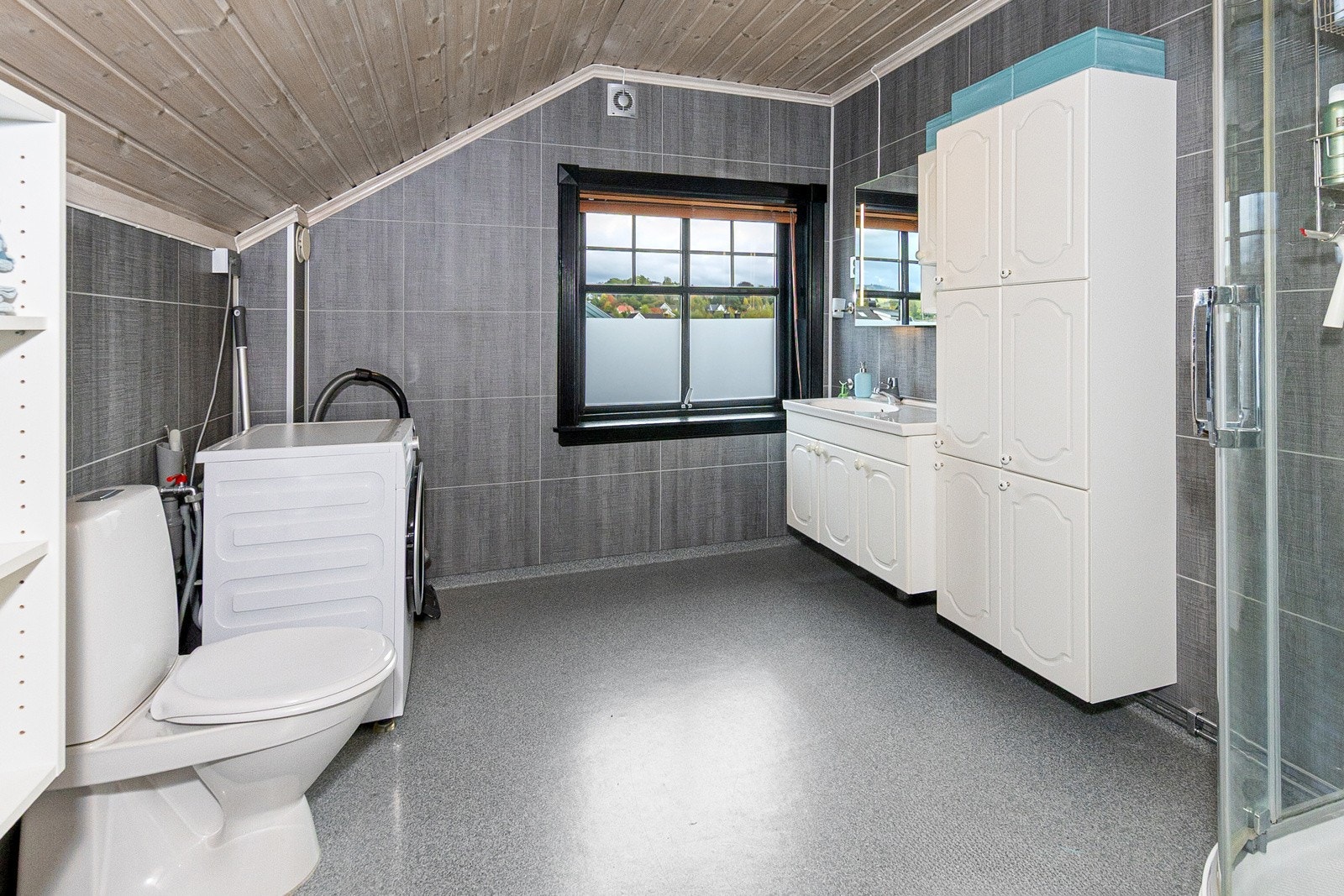 Bad i 2. etasje fremstår som velholdt og pent Galleribilde