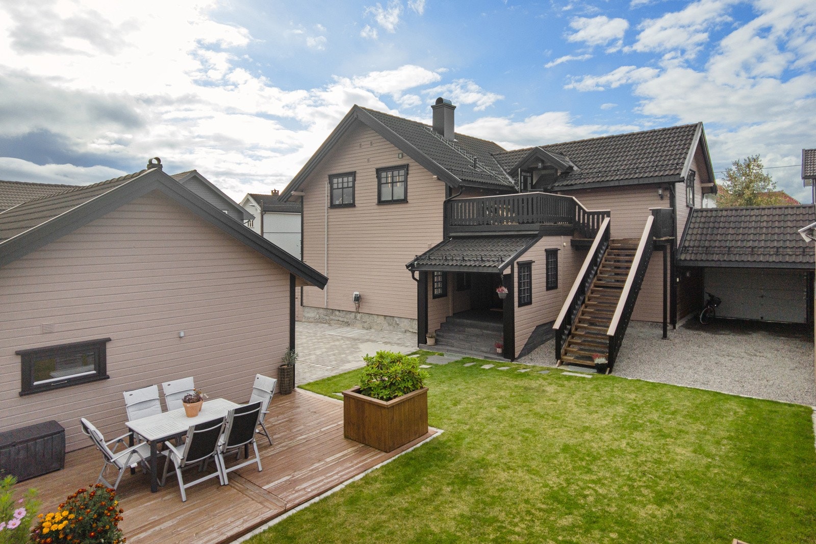 Fasade med platting og hageområde Galleribilde