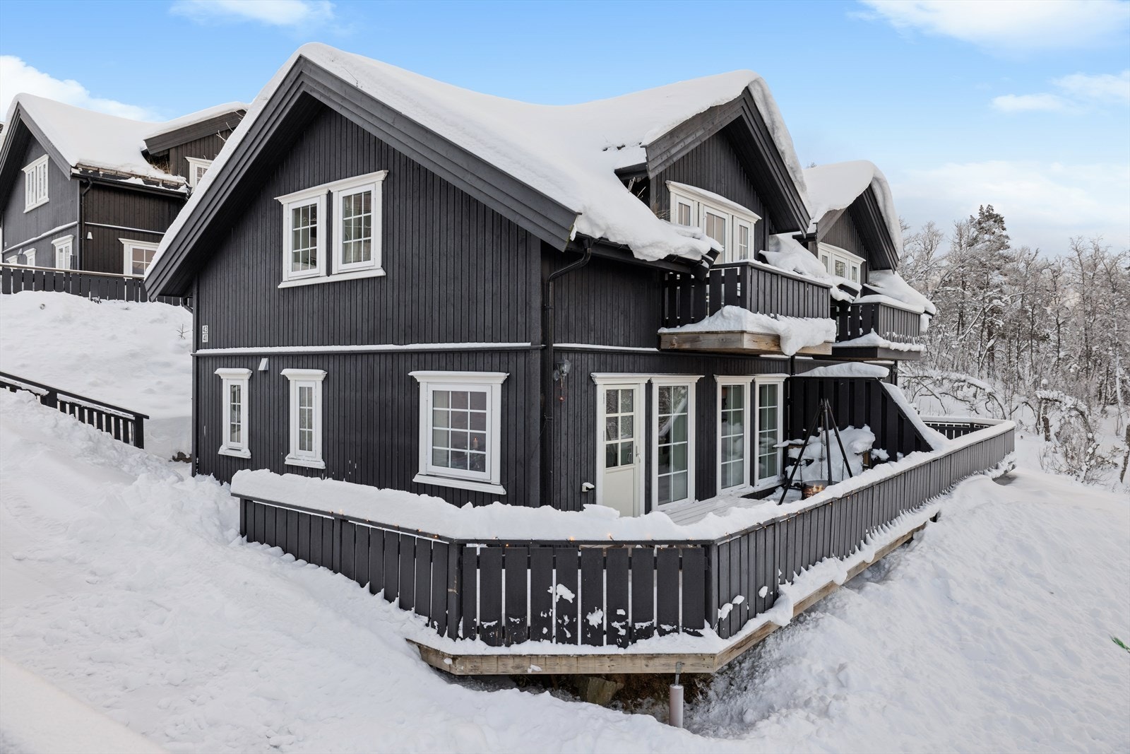 Megler Jeanette Arnesen-Eriksrød i DNB Eiendom presenterer denne innholdsrike fritidsboligen i skieldorado med ski inn/ut - perfekt familiehytte med maksimal verdi Galleribilde