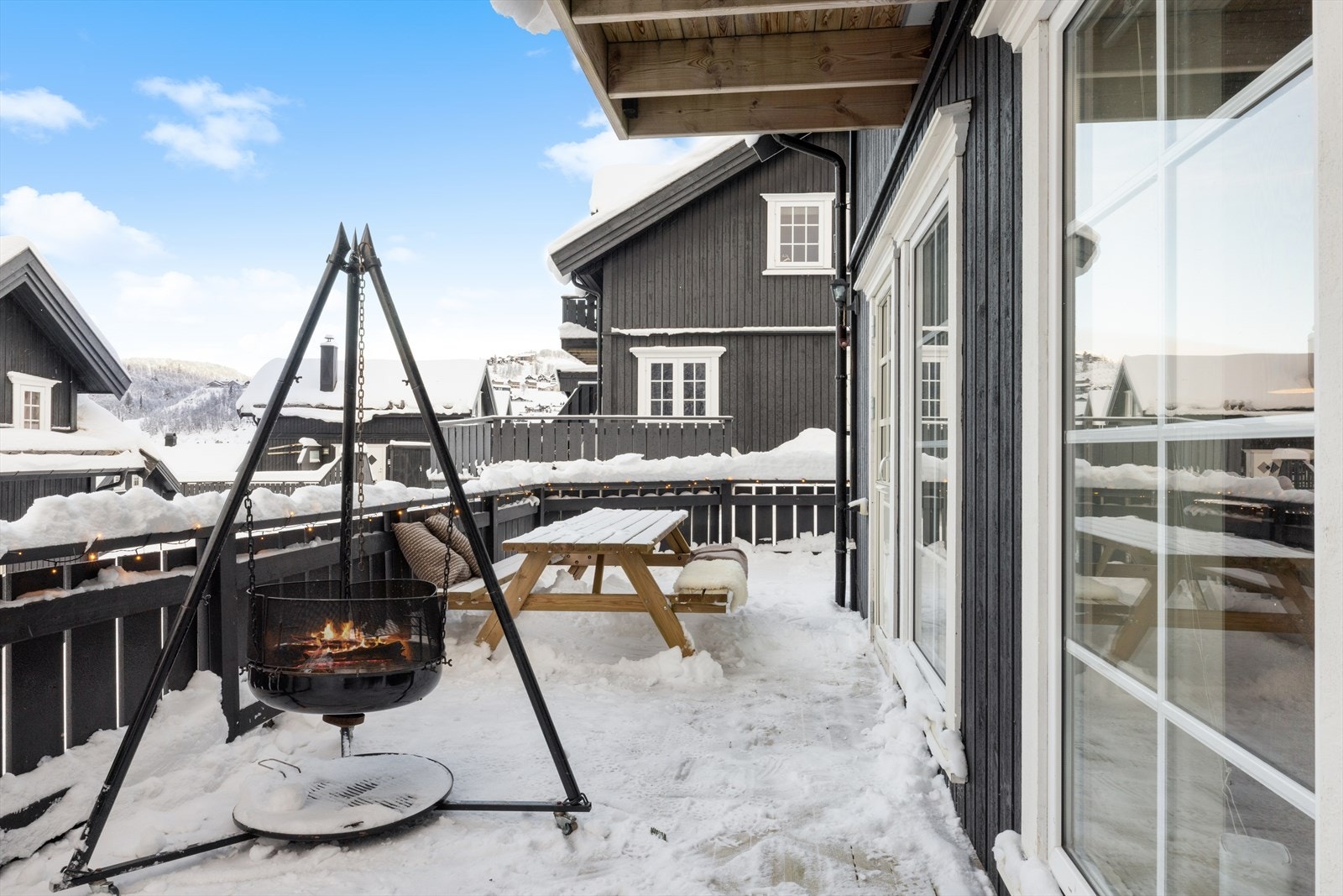 Terrasse med tredekke, levegg og rekkverk med stående kledning Galleribilde