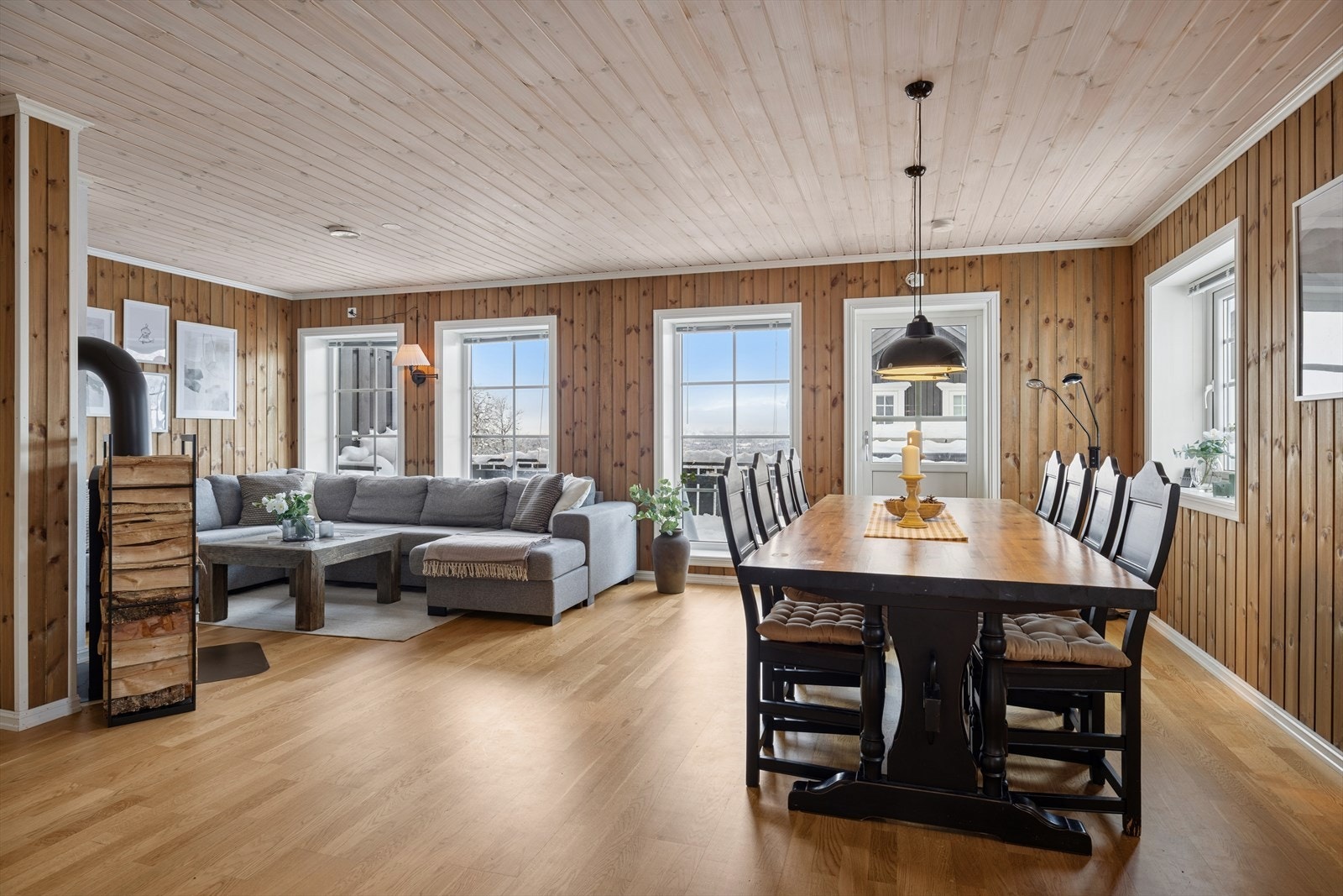 Vel inne ligger en svært tiltalende, lys og romslig stue med åpen kjøkkenløsning Galleribilde