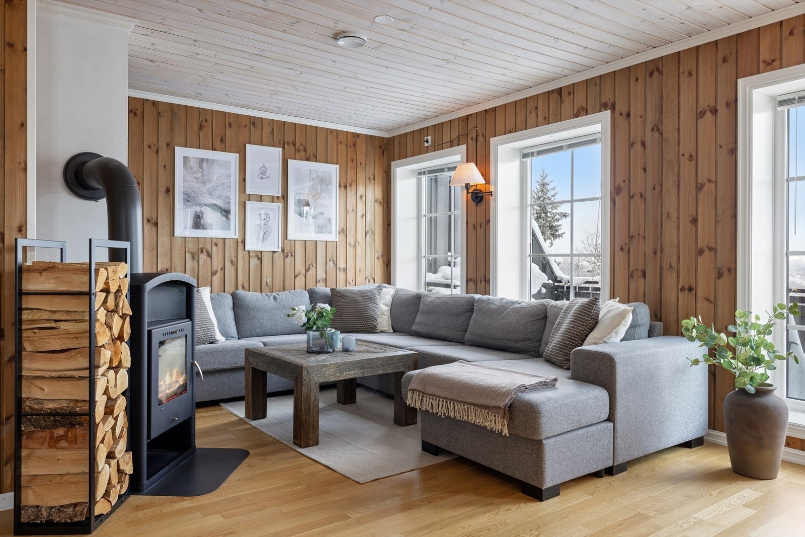 Fra stuen er det terrassedør ut til hyggelig terrasse med terrassebord og rekkverk i tre Galleribilde