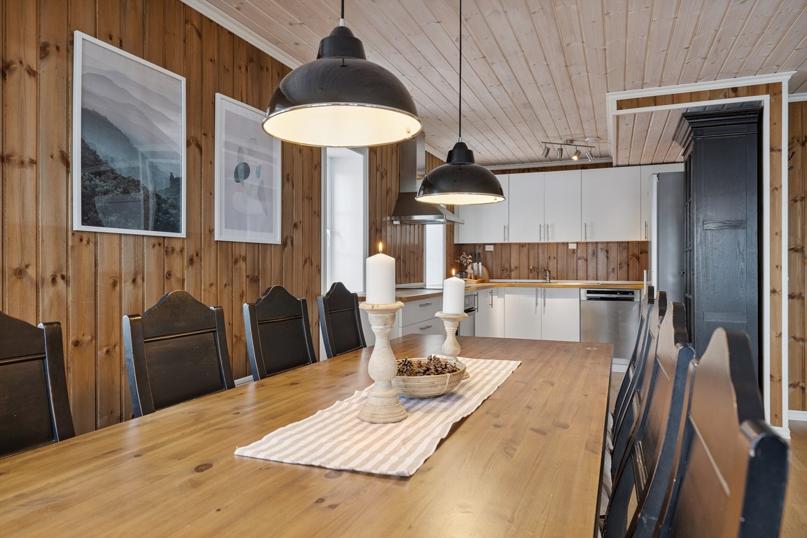 Kjøkkenet er godt utnyttet med innredning i en vinkelform. Her er det gode oppbevaringsmuligheter i både under- og overskap Galleribilde