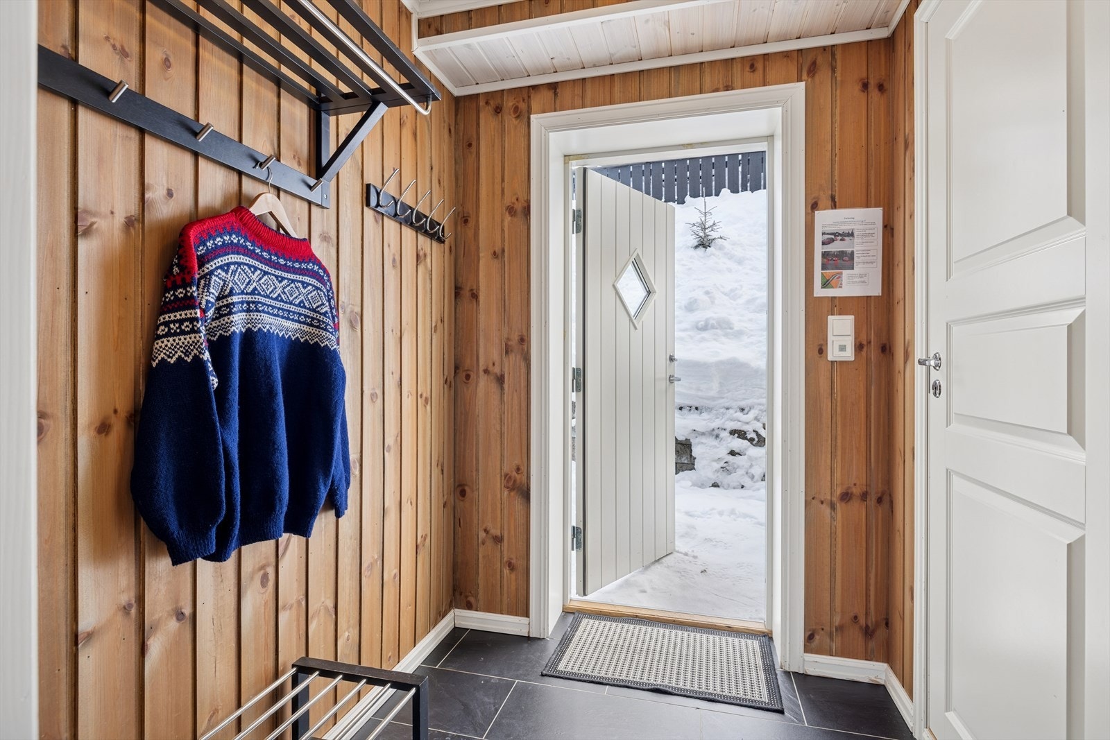 Innenfor døren ønsker en trivelig entre velkommen inn Galleribilde