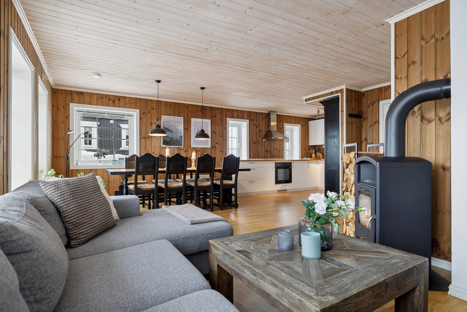 Store vindusflater som gir gode lysforhold med lys inn fra flere sider, samtidig som naturen bringes inn i hytta Galleribilde