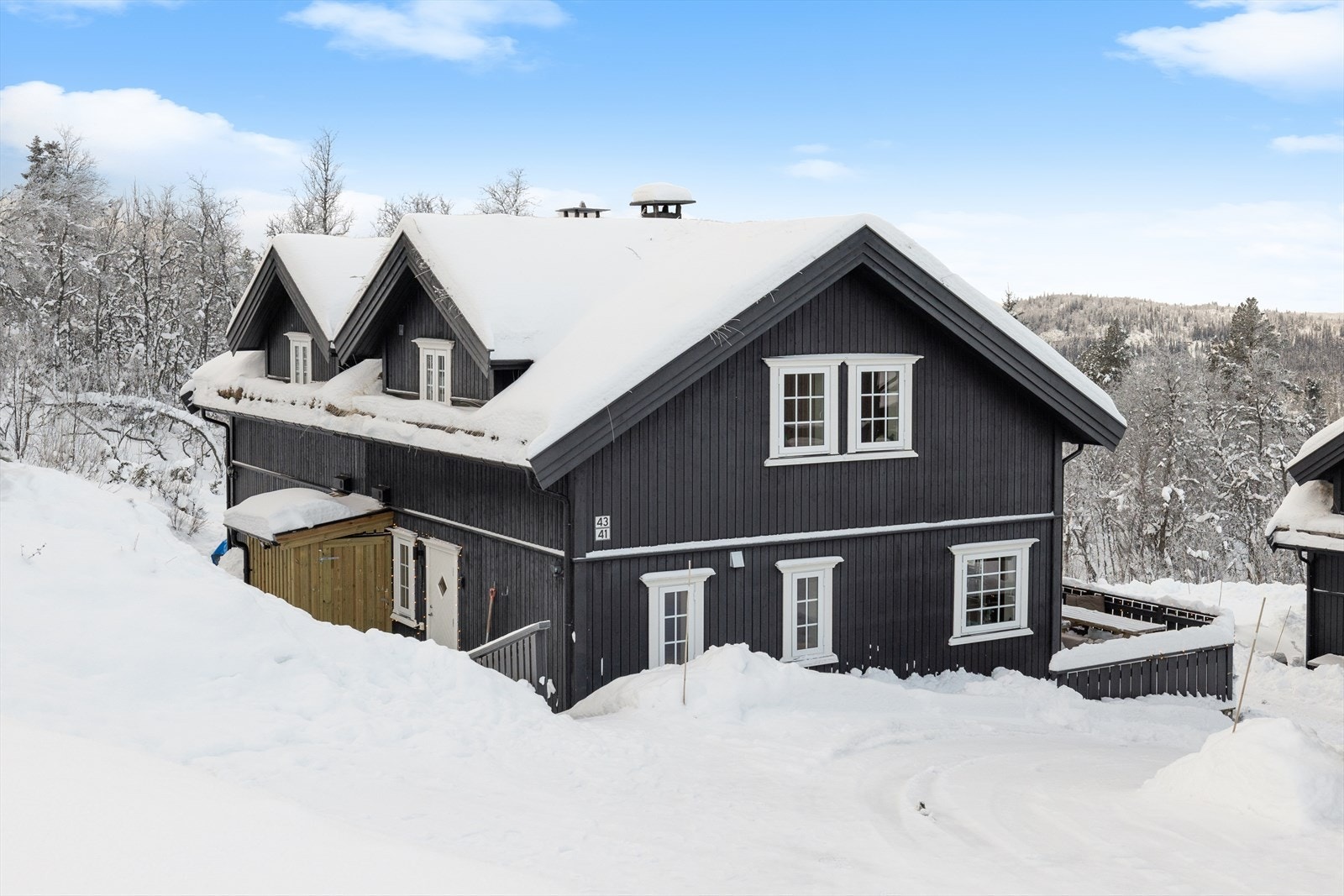 Hytta, en halvpart av en horisontaldelt tomannshytte, har en suveren beliggenhet for den alpinglade med direkte tilgang til alpin bakken Galleribilde