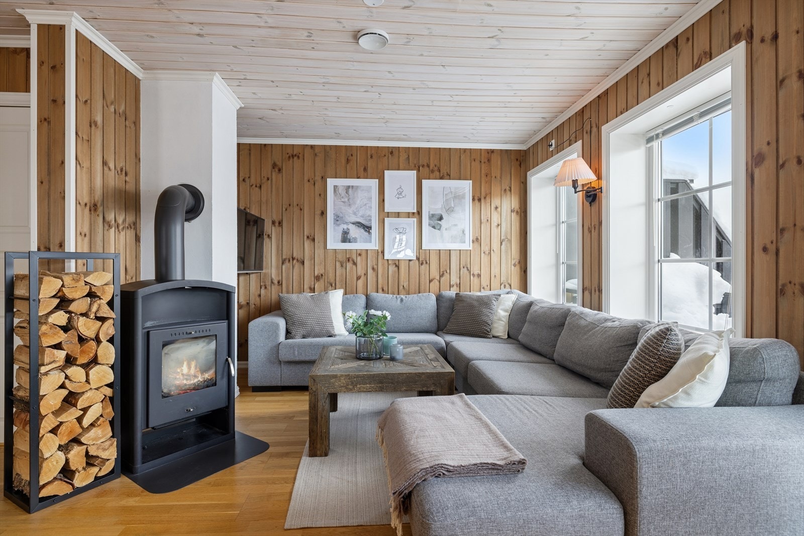 Stuen har god plass til både salong og spisestue - ved salongen er det stemningsfull vedovn Galleribilde