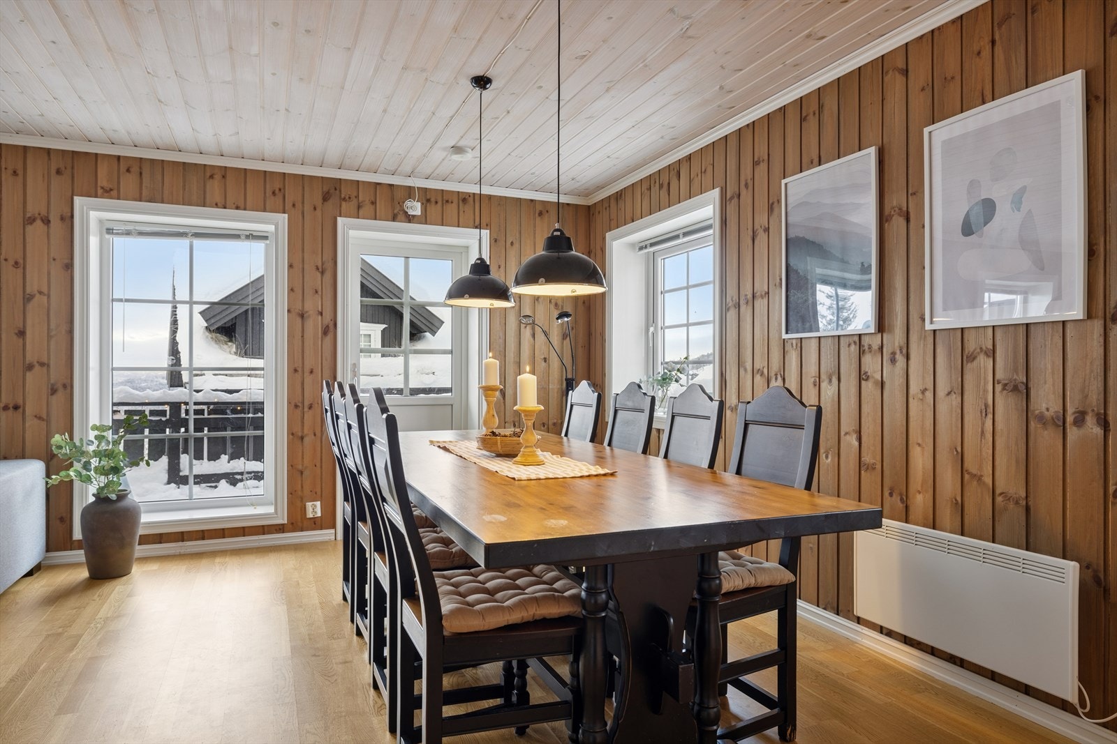 Spisestuen blir et naturlig samlingspunkt for samtaler, god mat og hyggelige spillkvelder Galleribilde