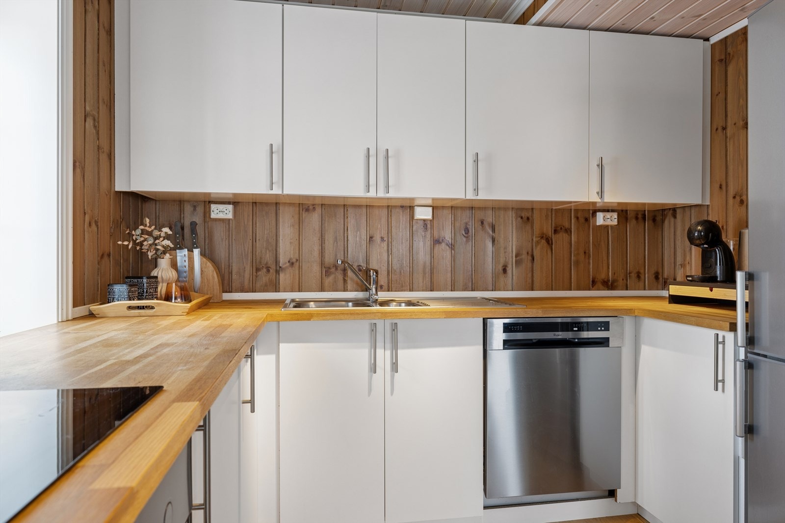 Innredningen inkluderer hvitevarer som stekeovn, koketopp, oppvaskmaskin og kombiskap (kjøl/frys) - alle hvitevarer medfølger Galleribilde