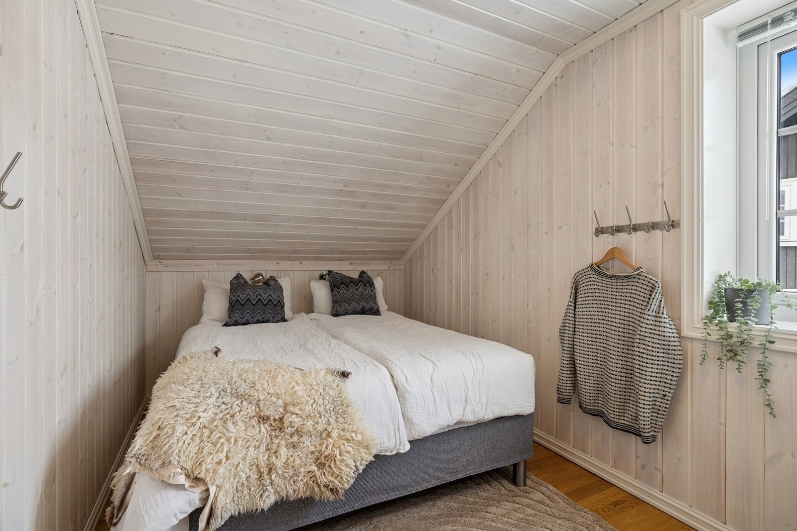 Soverommene har parkett på gulvet, panel på vegger og i himling Galleribilde