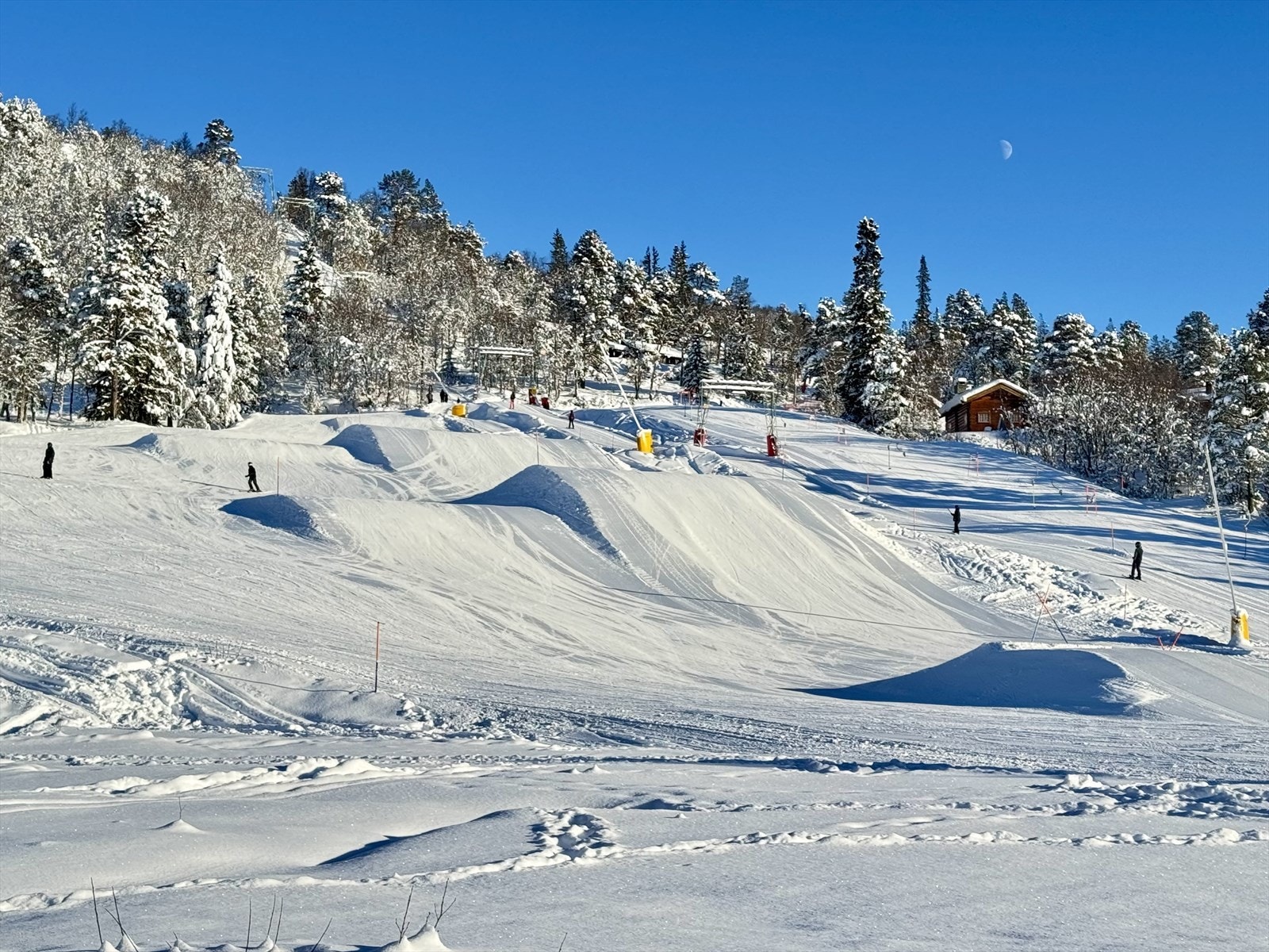 Her bor du midt i skieldoradoet med ski inn/ut til alpinanlegget og kort vei til langrennsløyper, kafé, restaurant, skishop og afterski Galleribilde