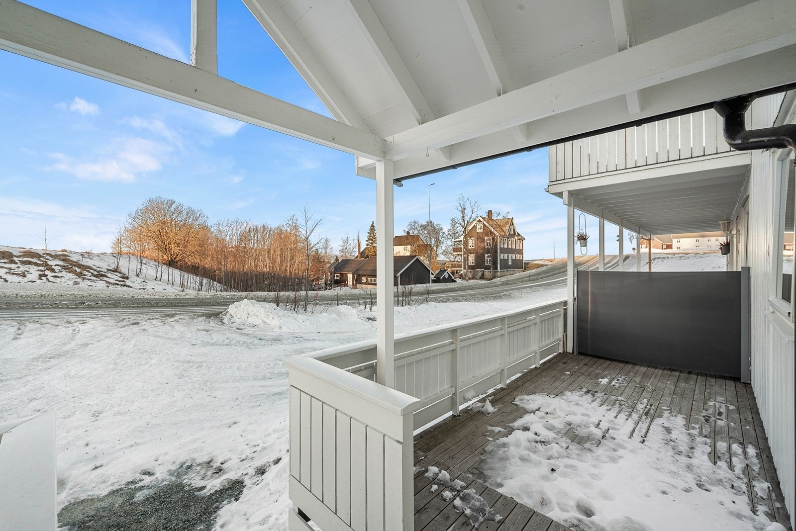 Leiligheten har en stor terrasse på hele 23 m² med god plass til hagemøbler og grill. Galleribilde