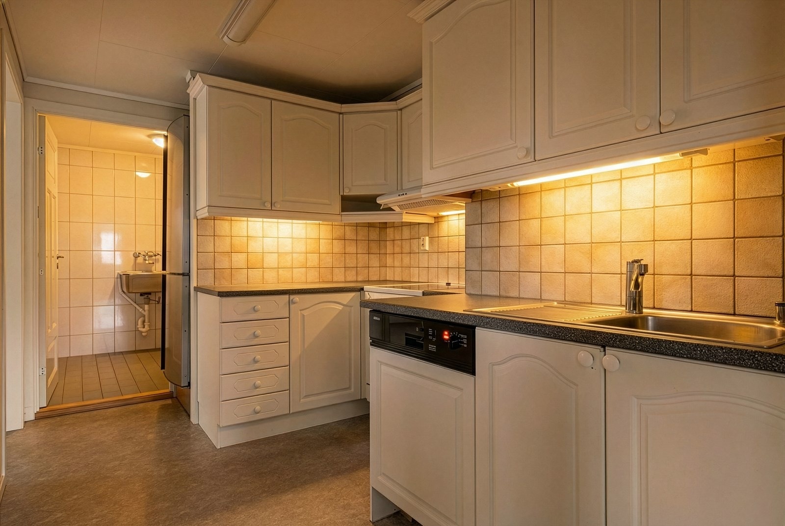 Leiligheten har et stort og funksjonelt kjøkken med rikelig skap- og benkeplass. Galleribilde