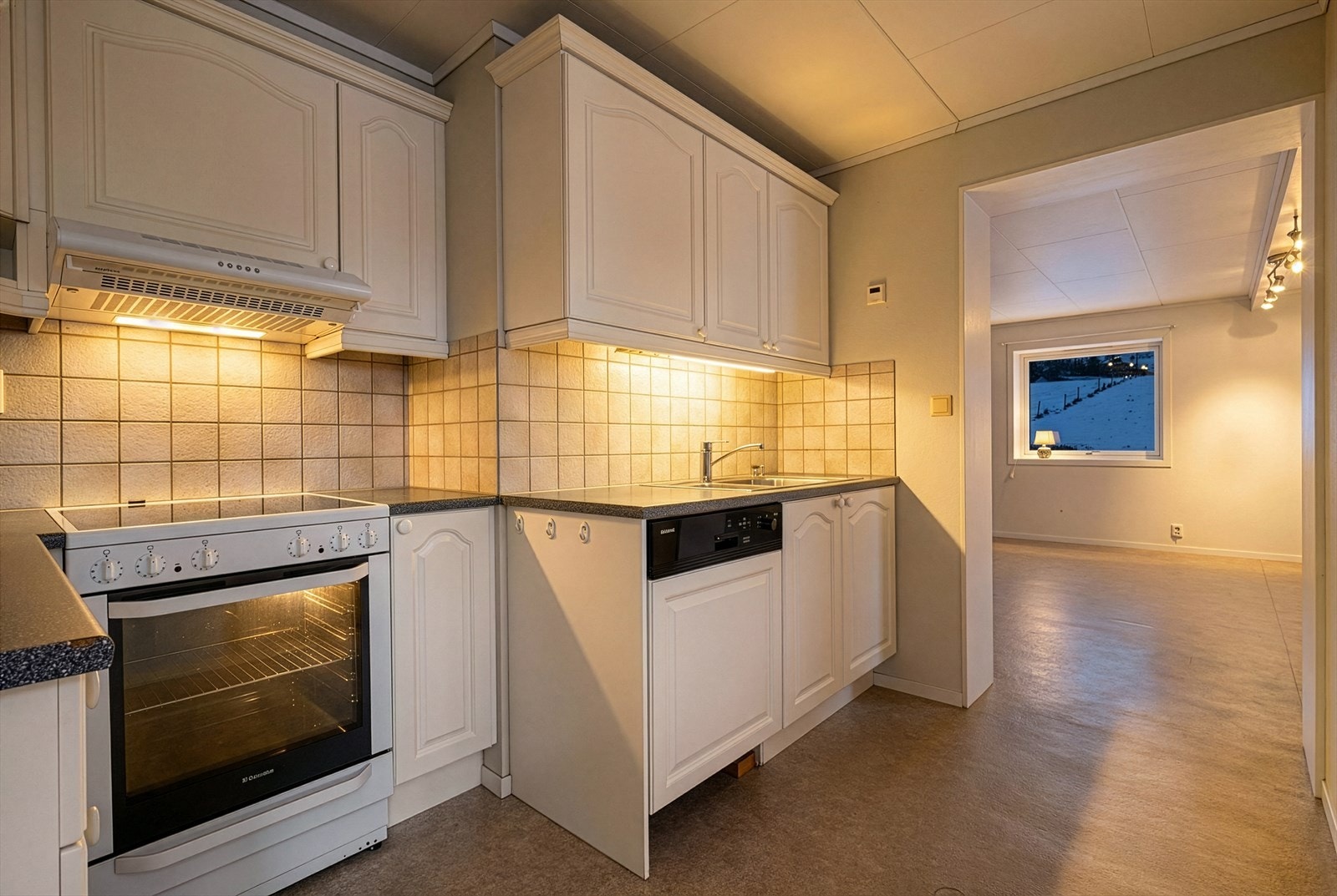 Leiligheten har en rekke kvaliteter, blant annet to gode soverom, en sørvestvendt terrasse med gode solforhold og en romslig stue. Galleribilde