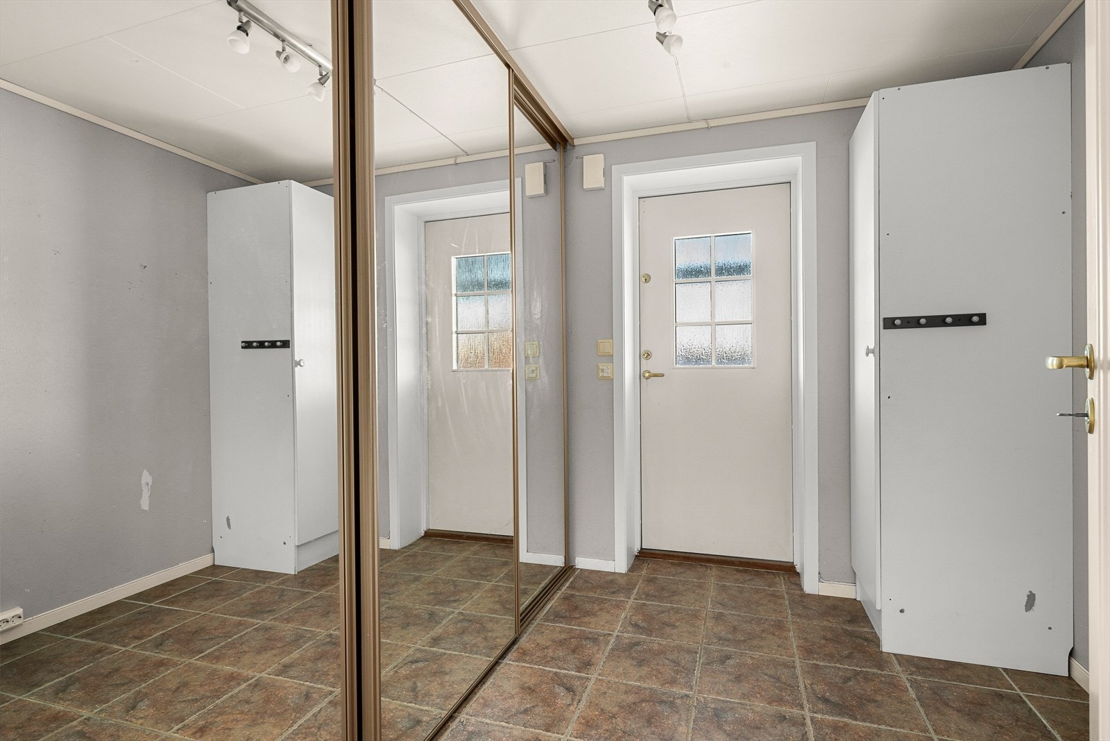 Inngangspartiet er praktisk utstyrt med en stor skyvedørsgarderobe. Galleribilde