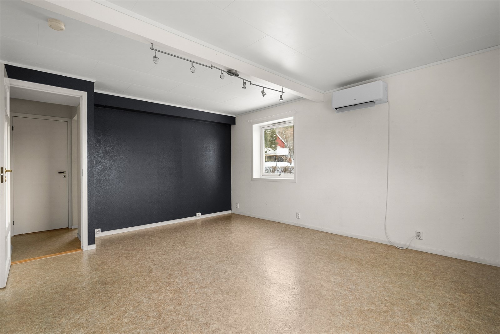 Boligen oppvarmes effektivt med varmepumpe og panelovner. Galleribilde