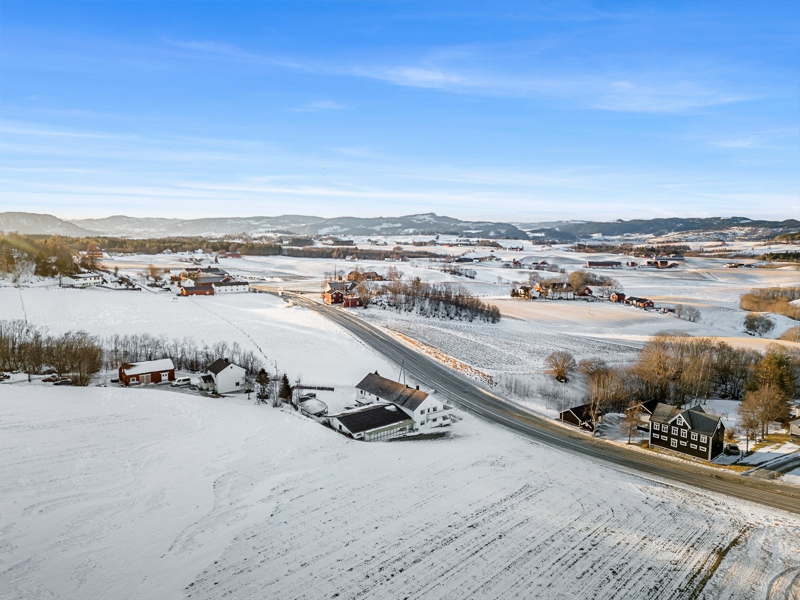 Det går gang- og sykkelvei fra leiligheten inn til Spongdal, hvor man finner barnehage, skole, dagligvarebutikk, golfbane og idrettsanlegg. Galleribilde