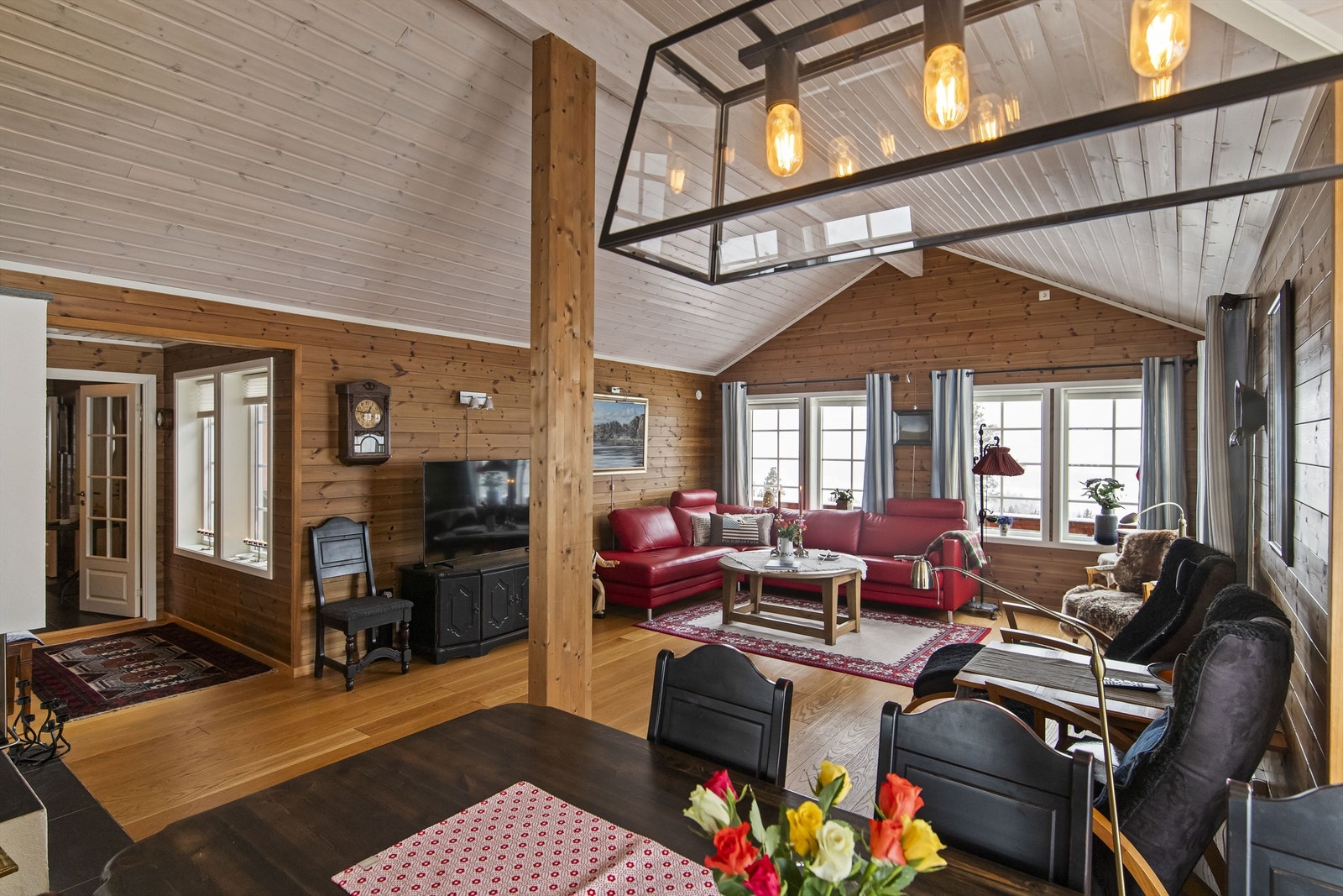 Himlingen er høy og gir rommet både særpreg og en ekstra god romfølelse Galleribilde