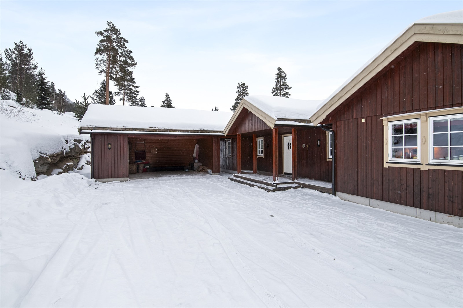 Stor gårdsplass og carport med bod Galleribilde