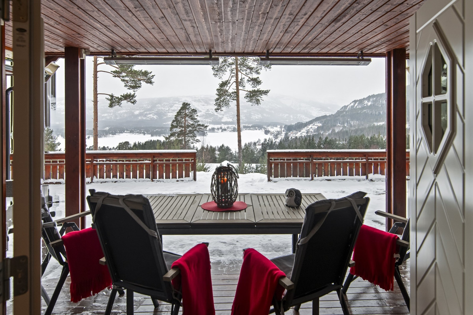 Uforstyrret utsikt til Nisser, Vrådal og vakre fjellkjeder Galleribilde