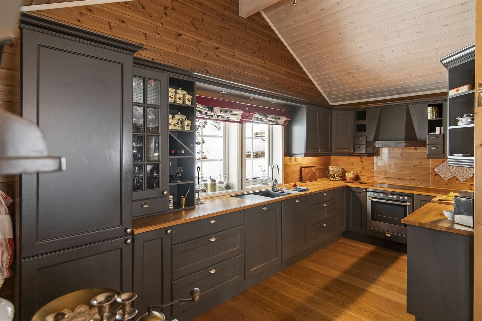 God arbeidsplass, godt med skap- og skuffeplass samt benkeplass Galleribilde