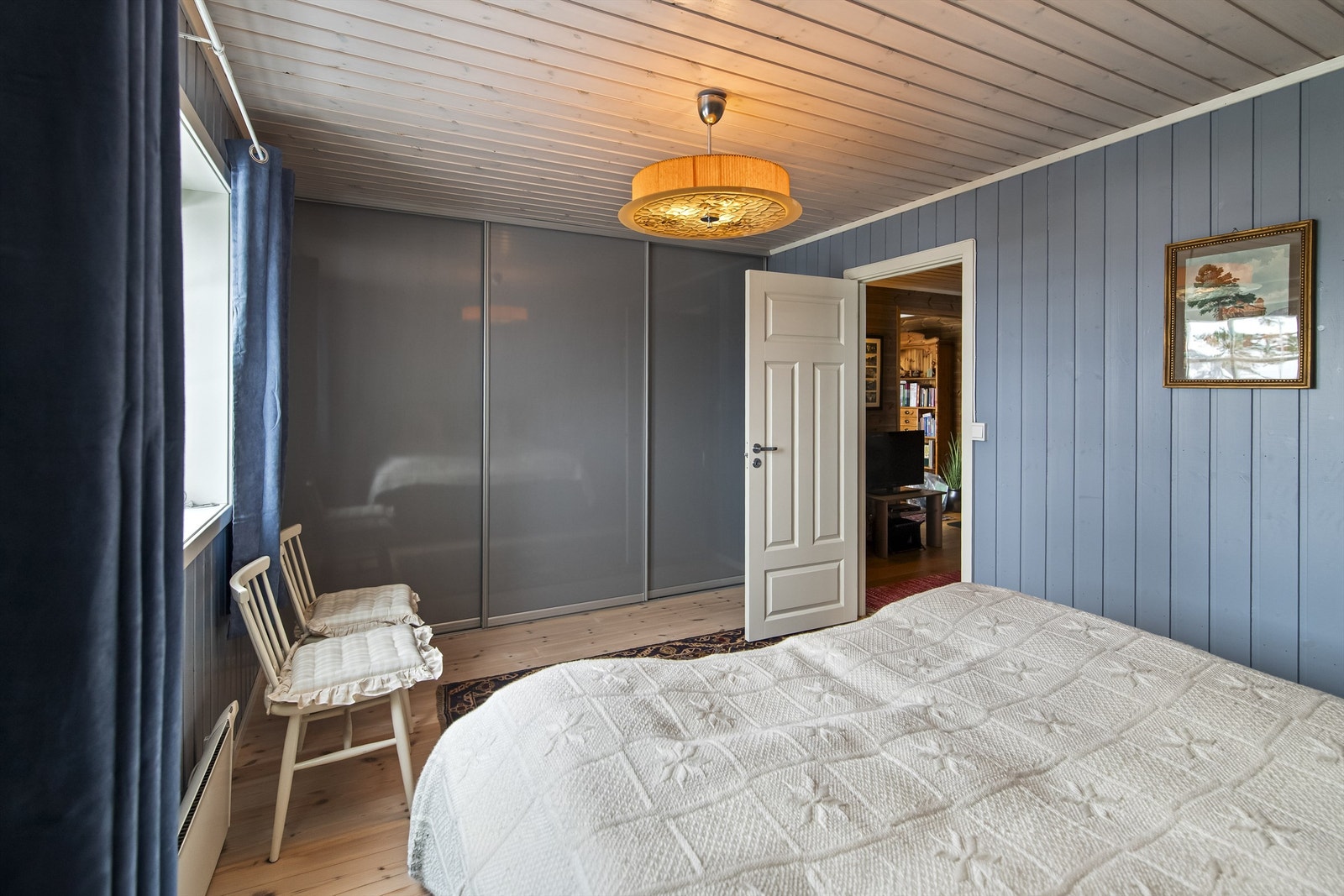 Svært godt med garderobeplass på hovedsoverommet Galleribilde