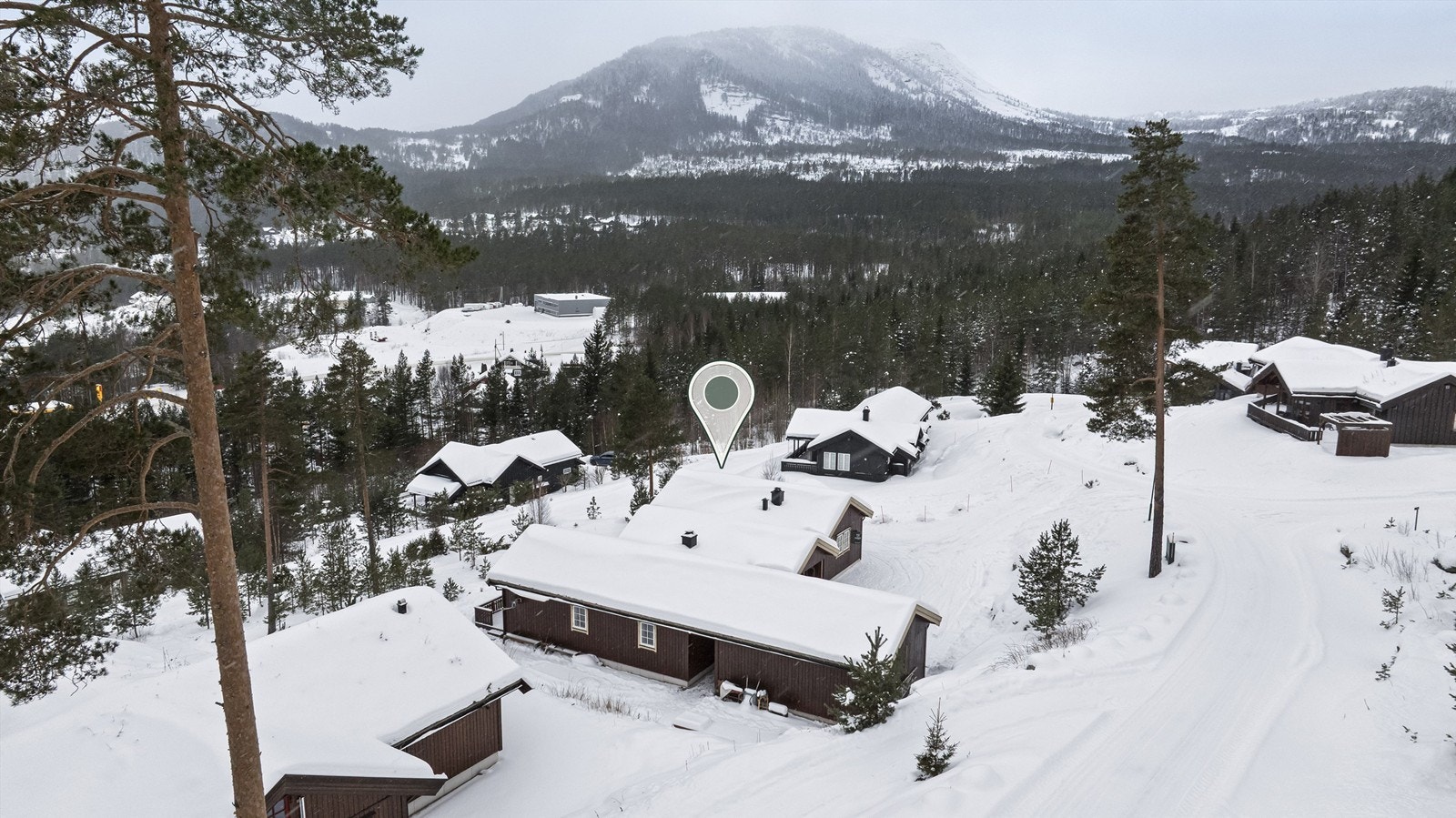 Hytten ligger høyt og fritt med friområder i fremkant Galleribilde
