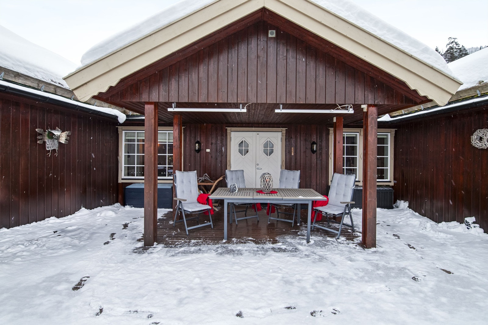 Nydelig uteplass som er godt skjermet og delvis overbygget Galleribilde