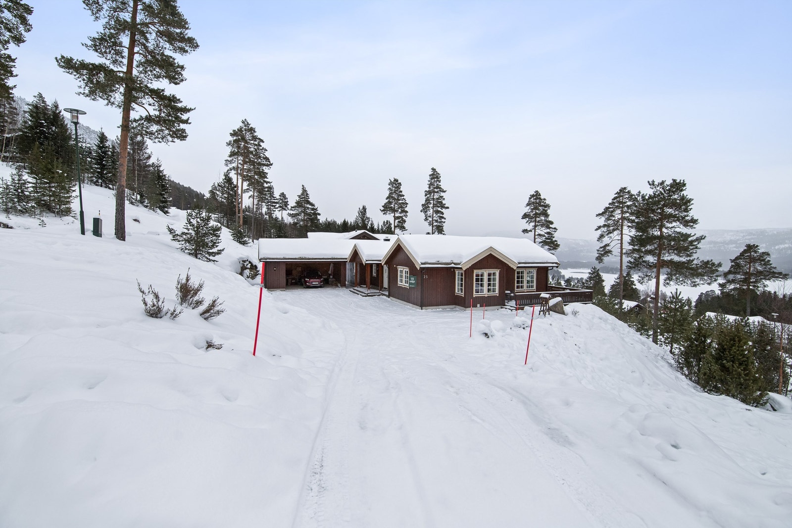 Lettholdt, skrånende naturtomt på over 1,3 mål Galleribilde
