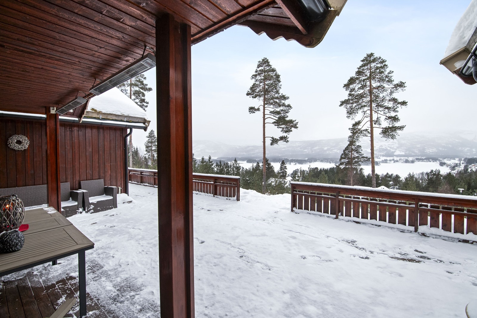 Stor terrasse med mange møbleringsmuligheter Galleribilde