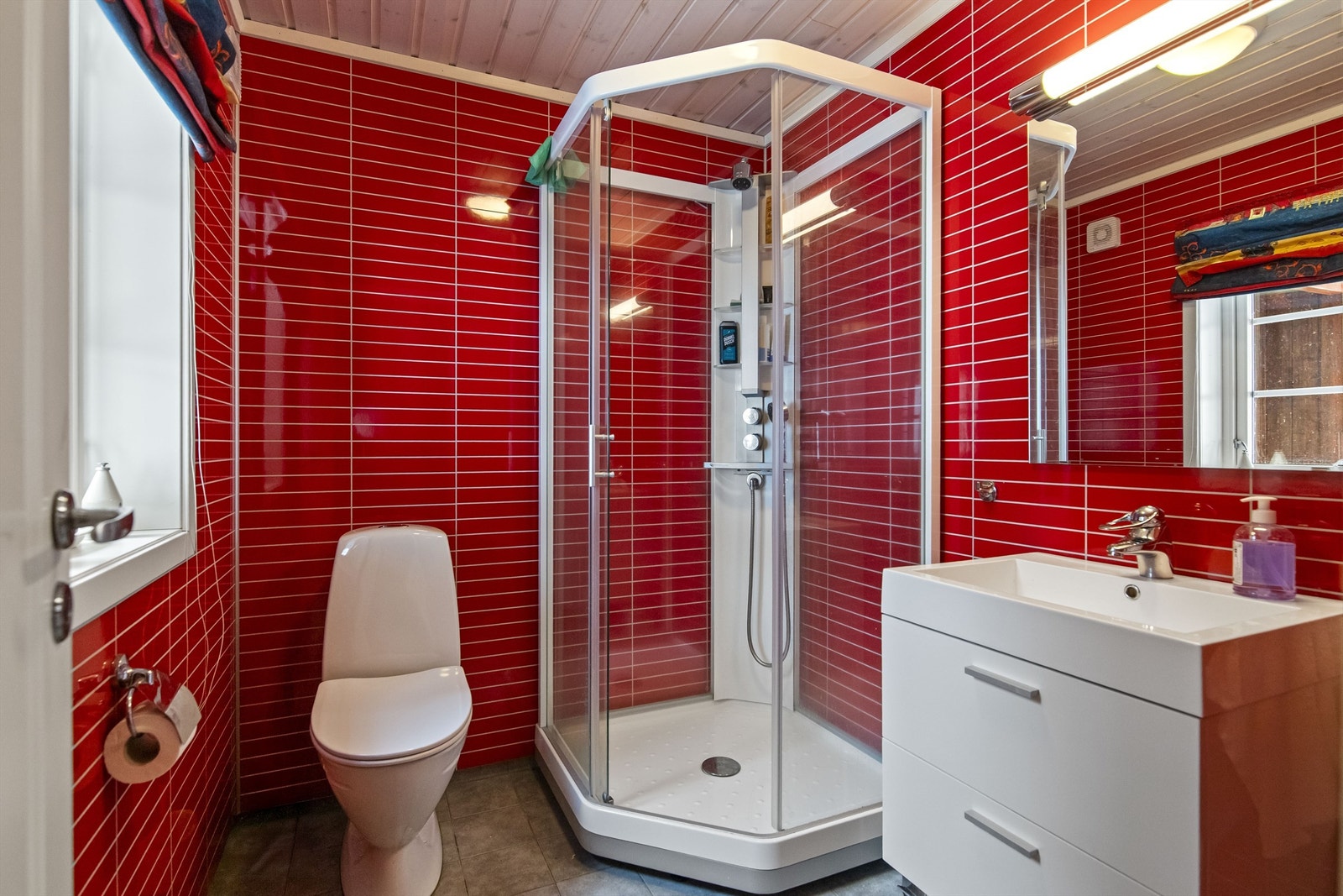 Bad 2 ligger med inngang fra hallen. Varmekabler i guvl Galleribilde