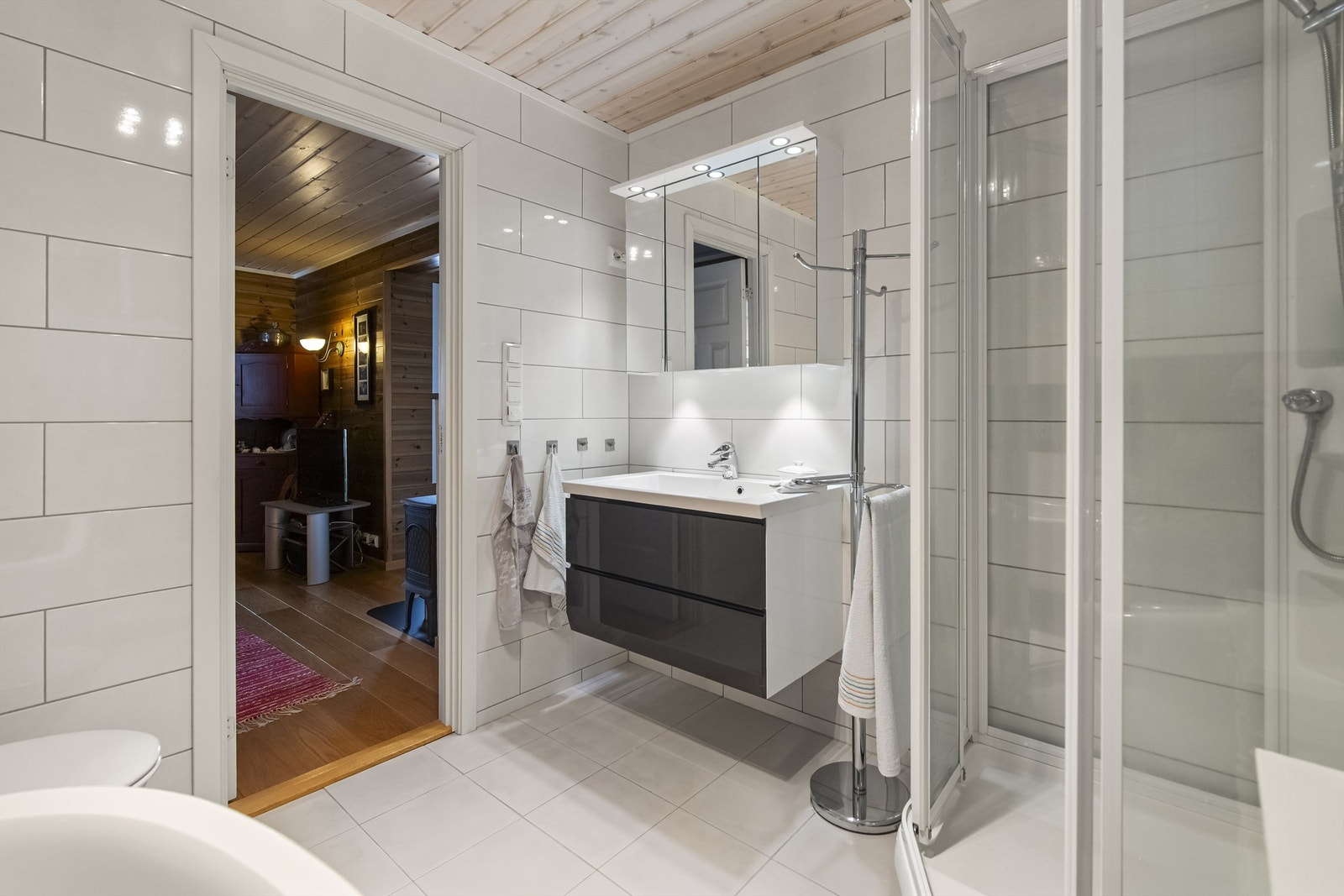 Badet ligger i soveromsavdelingen og det er innredet med varmekabler i flislagte gulv Galleribilde