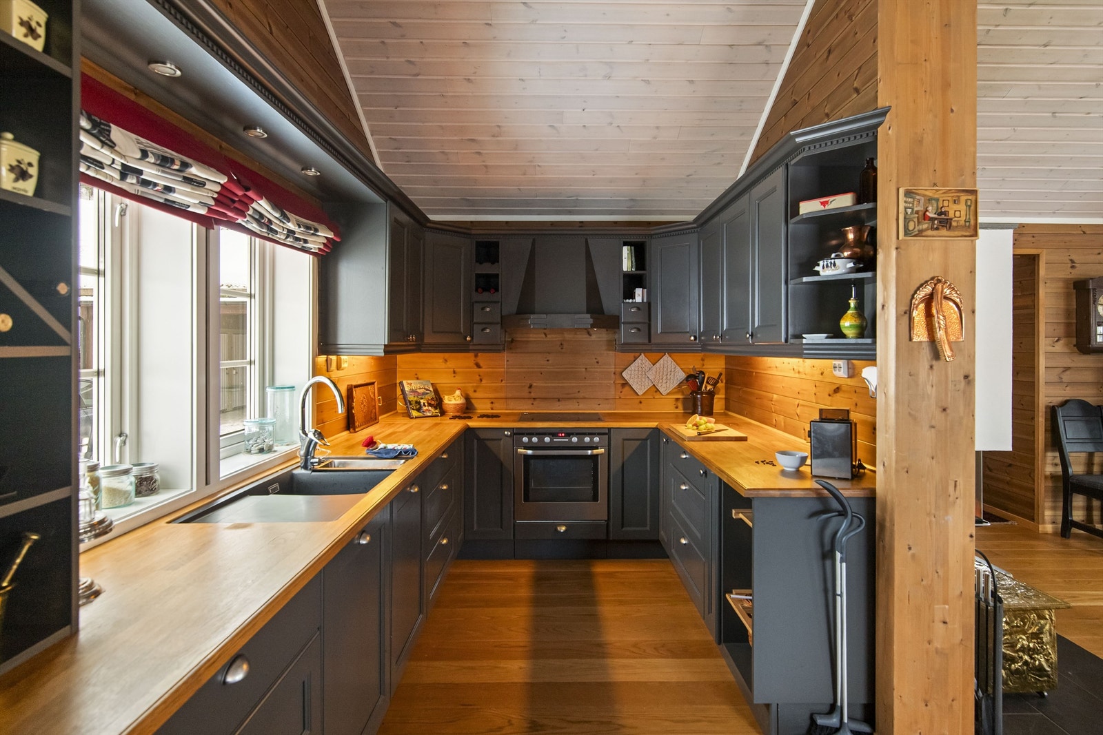 Kjøkkenet er smakfullt og en kokks drøm Galleribilde